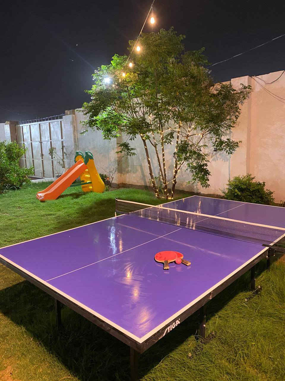 مزرعة ورق توت موثقة بتطبيق( اجرلي ) للاستفسار الاتصال ع الرقم التالي *********** 
يرحب بلوضيوف الكرام
مسبح كبير ومسبح للاطفال 🏊🤽
غرفتين نوم 🛌
صالة كبيرة 🧑‍🎄
صحيات داخلية خارجية 🛀
مطبخ متكامل 🍽️🔪
العاب للكبار فيشة منضدة وبلياردو 🤽🏂🏋️
العاب للاطفال 🚴🤸
بستان انواع الفواكه🌲🌳
