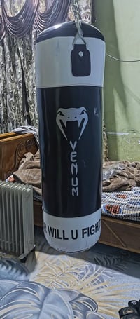 چيس ملاكمه طول متر وزن 75 كيلو السعر معه الكفوف 120الف وبي مجال بصيط ا...