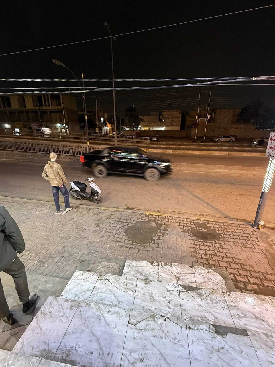 بناية تجارية للأيجار او للبيع ع شارع تجاري حركة قويه طابو بسمي الواجة 3 متر ونزال 20 متر صحيات داخل نضام قاعات نفس بصوره كل طوابق المكان حي الحسين قريب ع المجسر الجديد 
***********
