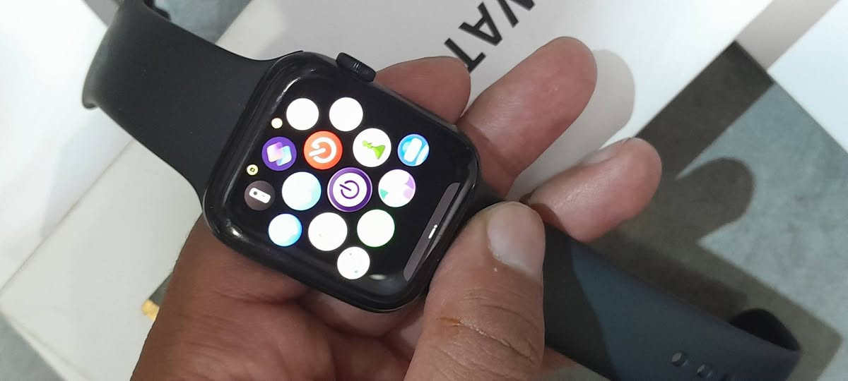 للبيع Apple Watch Series 2 
الساعة بحالة جيدة وتعمل بكفاءة ممتازة، ومن أبرز مميزاتها:

• مقاومة للماء حتى عمق 50 متر
• تدعم GPS لتتبع المشي والرياضة
• إمكانية استقبال الإشعارات والمكالمات والرسائل
• قياس نبضات القلب وتتبع النشاط اليومي
• شاشة واضحة وعالية السطوع
• بطارية تدوم ليوم كامل تقريبًا
• تدعم المساعد الصوتي Siri (الذكاء الاصطناعي الصوتي)
• تصميم أنيق وخفيف ومناسب للاستخدام اليومي والرياضي

للاستفسار مراسلتي على الخاص.

#مستعجل_على_البيع


**إذا كنت صاحب هذا الإعلان وتريد حذفه لأي سبب، رجاءا أرسل رسالة إلى الدعم الفني**