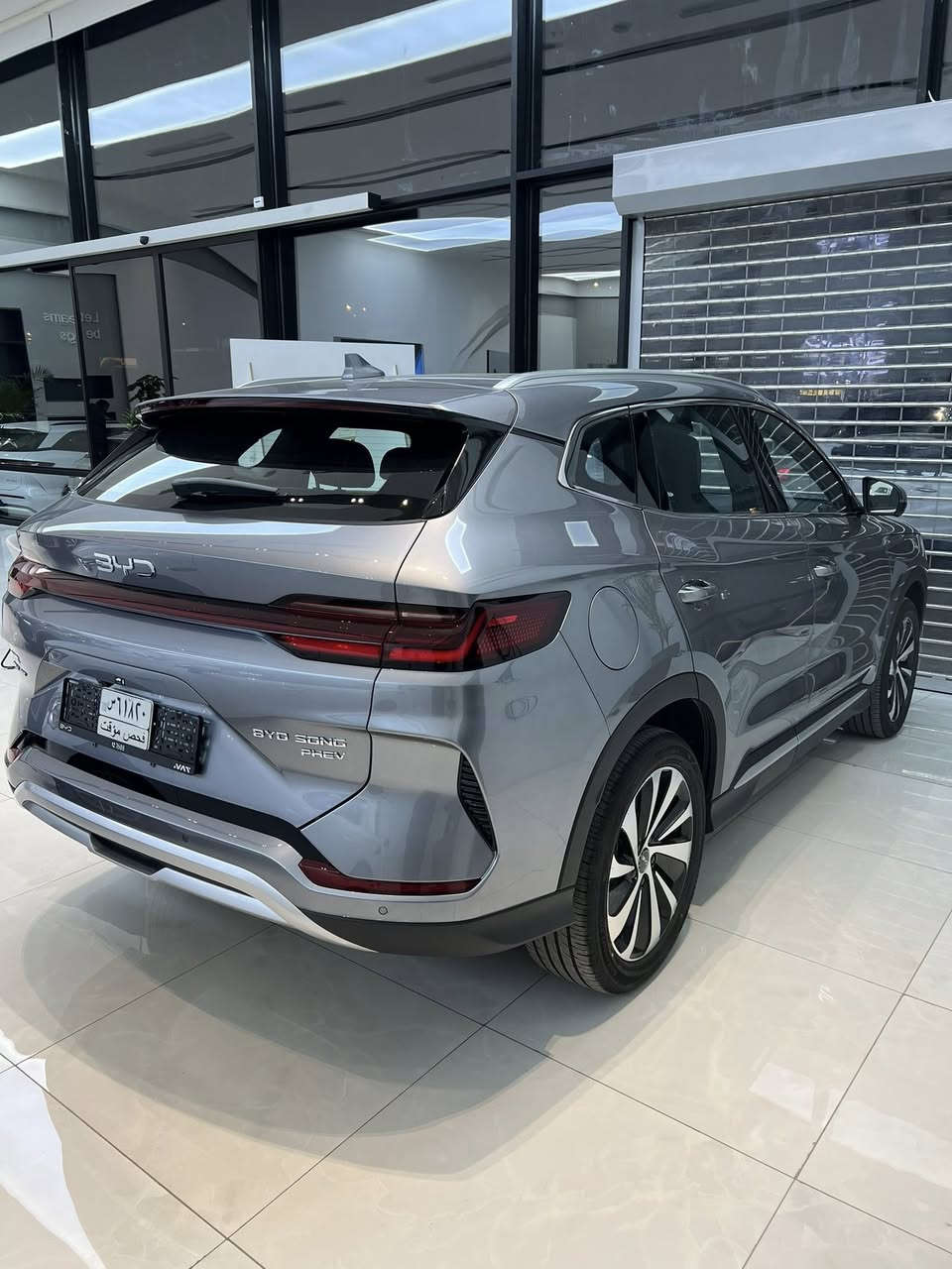 BYD 
Song Plus DM-i 2026
سونغ بلاس 2026الفئة الوسط 
دخول ذكي
تشغيل عن بعد 
2 بصمة + كارت NFC 
كراسي جلد + كهرباء 
قطعتين تبريد 
دبل شاحن واير ليس للتلفون
لد داخلي 
شاشة وسطية حجم 12.8 إنش 
شاشة عدادات حجم 10.8 إنش 
كاميرات محيطية 360 درجة
حساسات امامي + خلفي 
صندوق كهرباء 
القوة الحصانية 320 حصان
بطارية حجم 18.3 كيلو واط
المدى الكهربائي 80 كيلو متر 
وضعيات قيادة متعدده
تانكي البانزين 60 لتر 
ويل حجم 19 إنش  
سقف بانوراما 
أوامر صوتيه + كتابه باللغة العربية 
السيارة عليها ضمان : 
6 سنوات او 150 الف كيلو يشمل ( كير ، محرك ، كهربائيات)
8 سنوات او 200 الف كيلو البطارية 
ضمان شركة NAT الوكيل الرسمي والحصري لشركة BYD في العراق 
لمعرفة السعر وباقي التفاصيل يرجى الاتصال على الرقم او المراسلة عن طريق الواتساب 
***********/*********** 
احمد مبيعات شركة NAT
البياع منطقة المعارض الشارع الأول مقابل المنتزه
