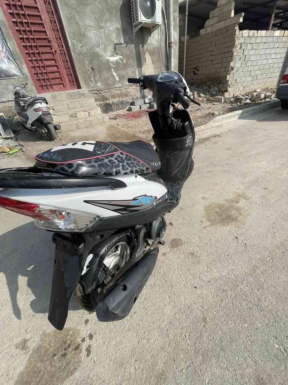 السلام عليكم
للبيع ماكس عدلة 

دراجة نضيفة مال جناي 

ما نقصها اي شي 

مكينة كفالة قبل شهر شادها من الحاوية 

كهربائيات كلها شغالة من طول لطول 

شلعة ومعدل فول خير من الله 

القرنة 

السعر 575 وبيها مجال شراي خاص 

***********
