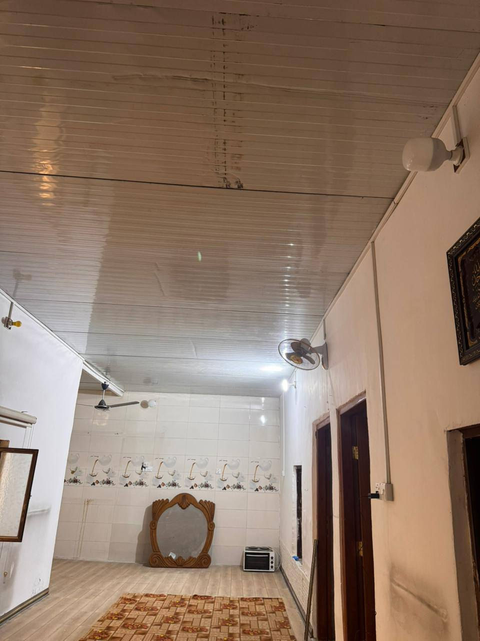 بيت للايجار تجاوز في القبلة السوق الكبير(القديم)السقف سندويج والارضيه سيراميج يحتوي على غرفتين وصالة ومطبخ ودوانيه ومشتملات وطارمة للاستفسار تواصل ***********
