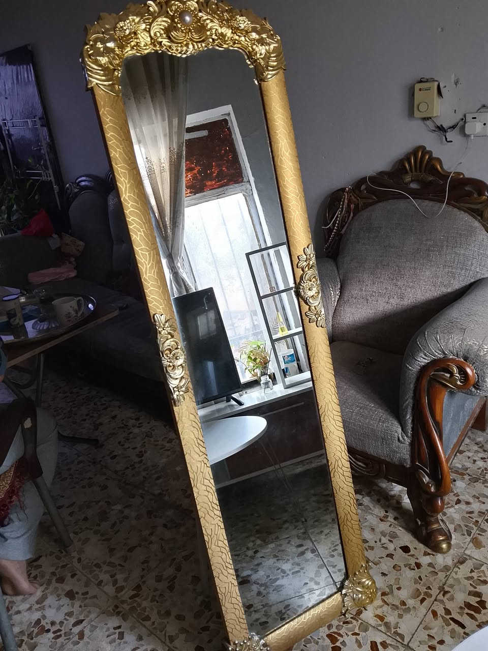 عندي مرايه طويله اريدها ب25وبيها مجال الاتصال على الرقم***********
