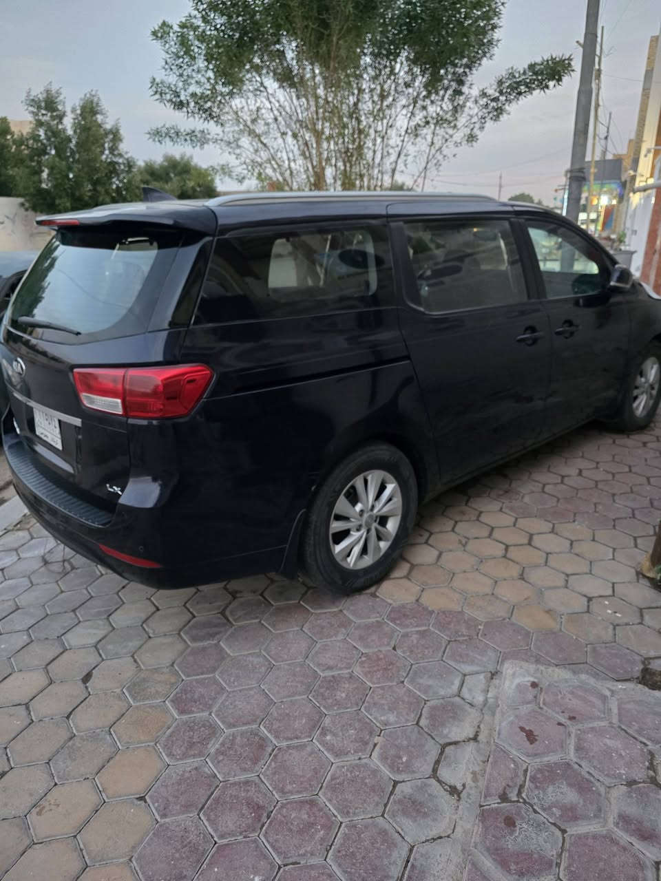 السلام عليكم سياره كيا سيدونا 2018 فئه LX وارد امريكي سته سلندر 3300 بيه ضربه بلجاملغ جهة السايق والبنيد . بيه جراد شوي بالبنيد مغلف فابلون ابيض للجمالية . ماشيه 81.967 mi ميل السياره مواصفات LX معروفه . ابواب كهرباء تحكم ب كرسي السايق كهرباء تدفئه ب كراسي تحكمات ستيرن الخ . ورقم السياره كربلاء مشروع وطني بأسمي . السعر 210 ورقه وبيه مجال . للتواصل الرقم *********** .
