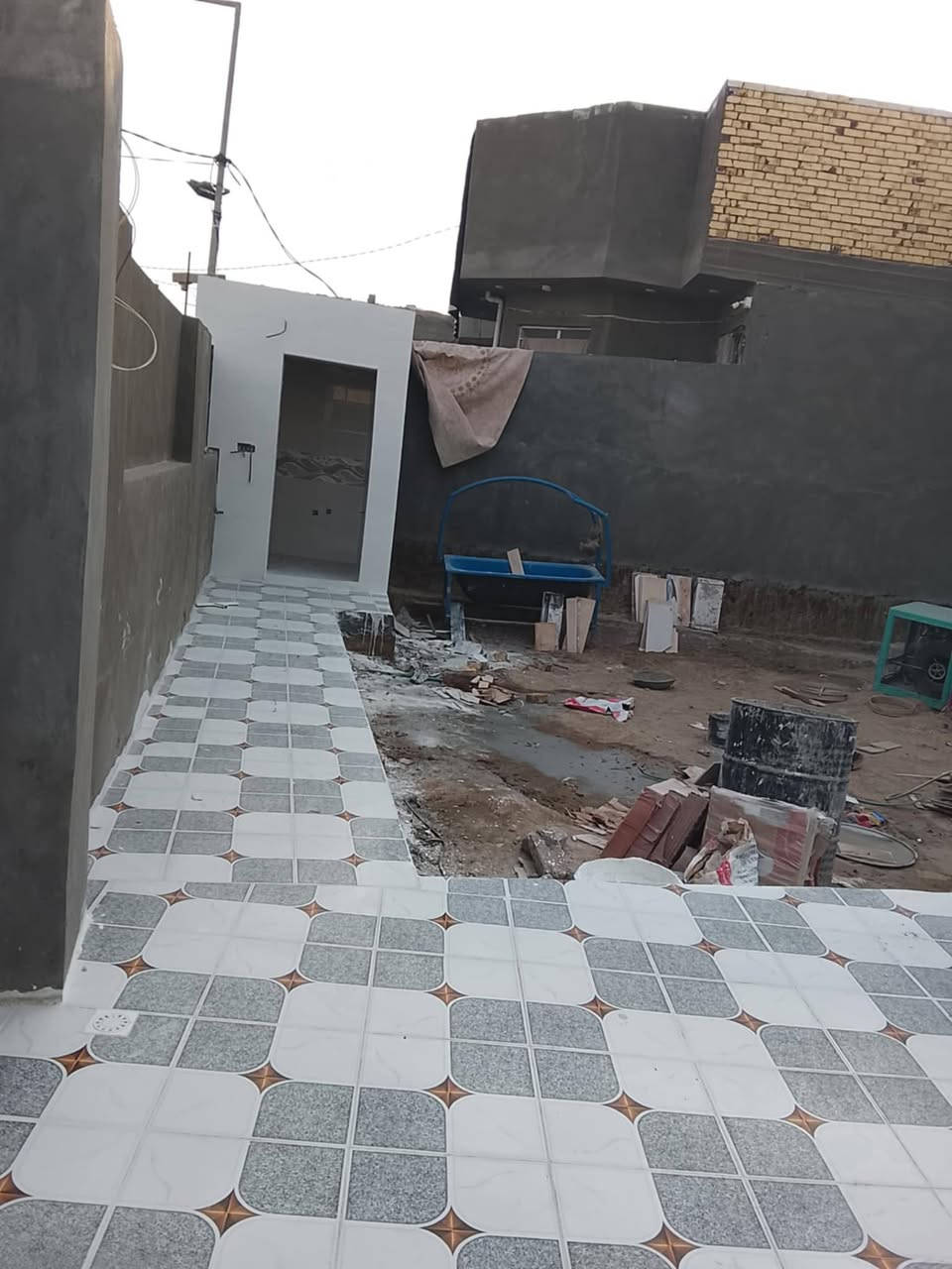 السلام عليكم بيت للبيع حي الامين يبعد عني الشارع 300 متر مساحه 315 بناء جديد كافه ! ***********
