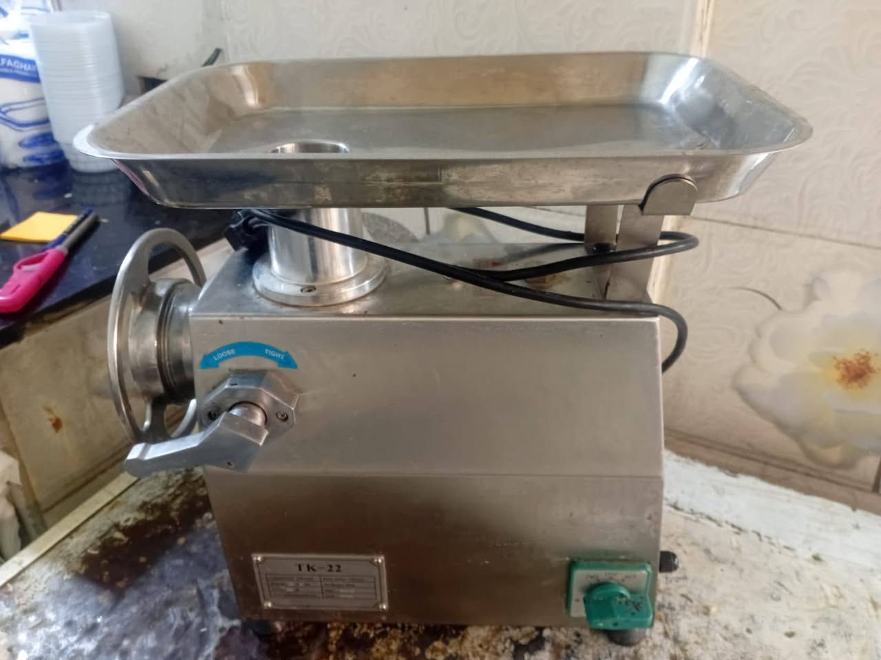 بيع غراض مطعم مستعمله فقط يومين*********** 
كاشير هوه ول ورقه كامل ب 500
ميز عرض ثمانين سانتبم ويطول ربع متار مغلف بل جام ول رضيه مرمر 550وبي مجال حكيه
حمايه ربع ملنكوات مستخدمه غاز وكهربا225
خلاط ستيل فقط قبق مكسور 200
مثرامه لحم 300
