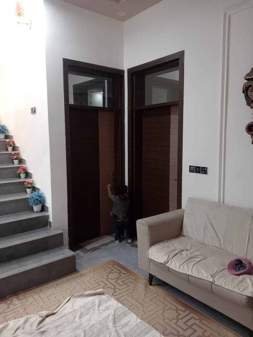 للبيع .. دار سكن ١٠٠م .. بابعاد ١٠ ×١٠ .. ركن  حي الجامعه قرب مدرسة الجامعه طابقين بناء حديث 
٣ غرف نوم صاله استقبال مطبخ صحيات 
للاستفسار مراجعه مكتب ميثم للاستثمار العقاري / الجزائر شارع المطاعم / مقابل مخبز باب الحاره او الاتصال على الارقام التاليه
***********
***********
