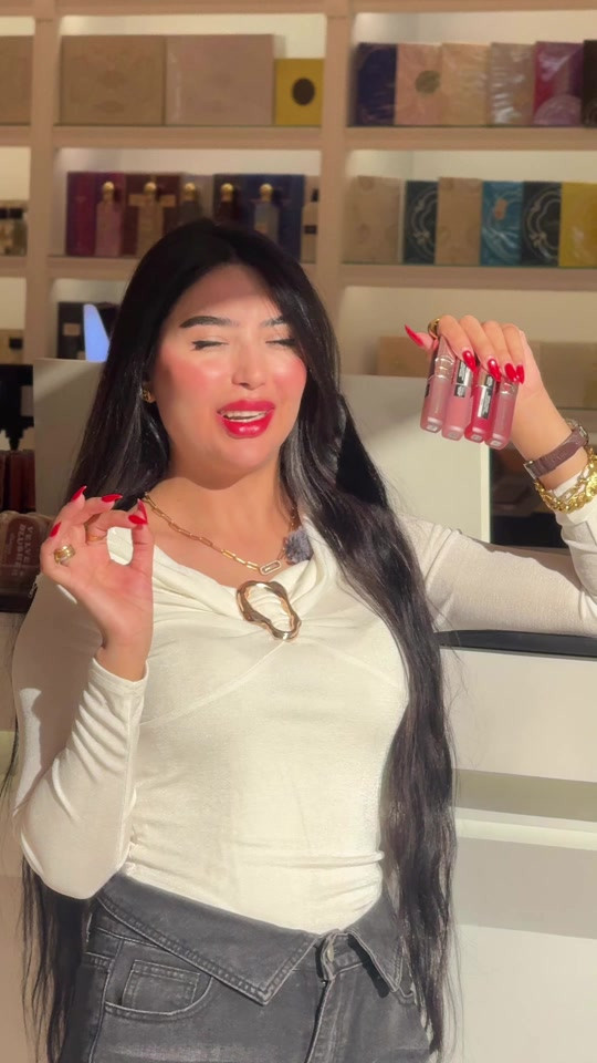 ( LOREAL)تنت ملمع شفاه من العناية الفائقة للسيروم، ولون خفيف وناعم يترك أثراً ثابتاً يدوم طويلاً دون أن يسبب جفافاً.المكونات الأساسية: غني بحمض الهيالورونيك الذي يمنح الشفاه ترطيباً عميقاً ومظهراً ممتلئاً. للحجز يرجى التواصل مع *********** ارقام الواتساب للحجز فقط *********** ***********4 *********** *********** رقم الدعم والشكاوي ***********6 الفرع الاول (كوزمتك هدى يوسف) غداد - بغداد الجديدة - مول الجواهر - السرداب الفرع الثاني ( كوزمتك هدى يوسف ) زيونة شارع الربيعي عمارة الارجوان الطابق الارضي الفرع الثالث ( كوزمتك هدى يوسف ) المنصور شارع الرواد مقابل مول خليفة
