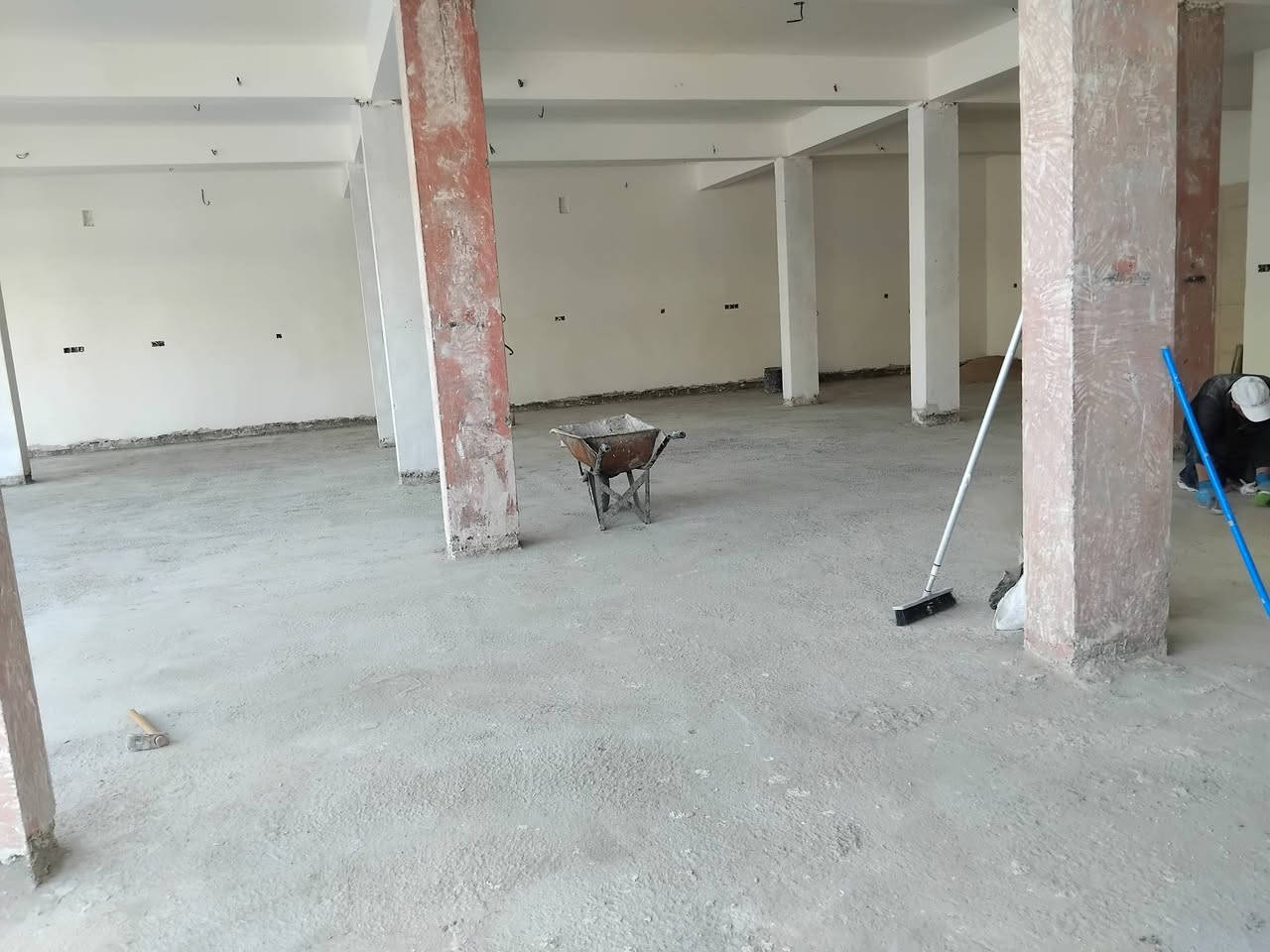 سلام عليكم بنايه للايجار ط ارضي مساحه ٢٠٠م ٥محلات مفتوحه  مع وجود صحيات  بغداد الحريه الثالثه شارع المسعودي اي شارع المعارض  واي استفسار  ***********
