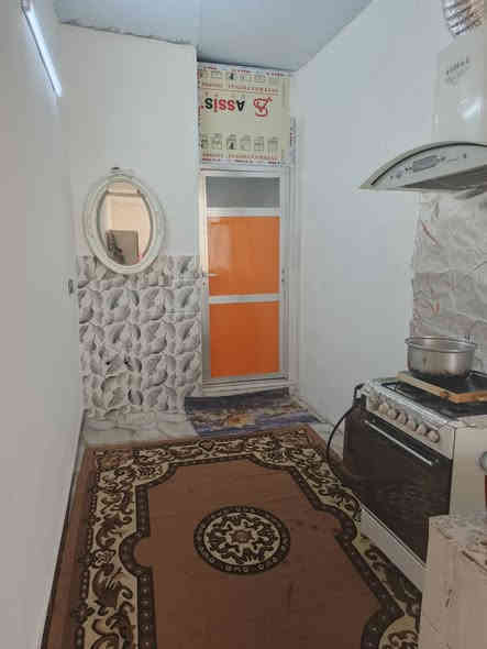 السلام وعليكم
دار للبيع خلف اسواق سبلاش مساحته 300 متر
تبليط ومجاري يتكون الدار من غرفه واستقبال وصاله 7/4
مطبخ حار وحمام 
البيت عكاده بس الصاله سندويج
سعره 65 للأستفسار
***********
