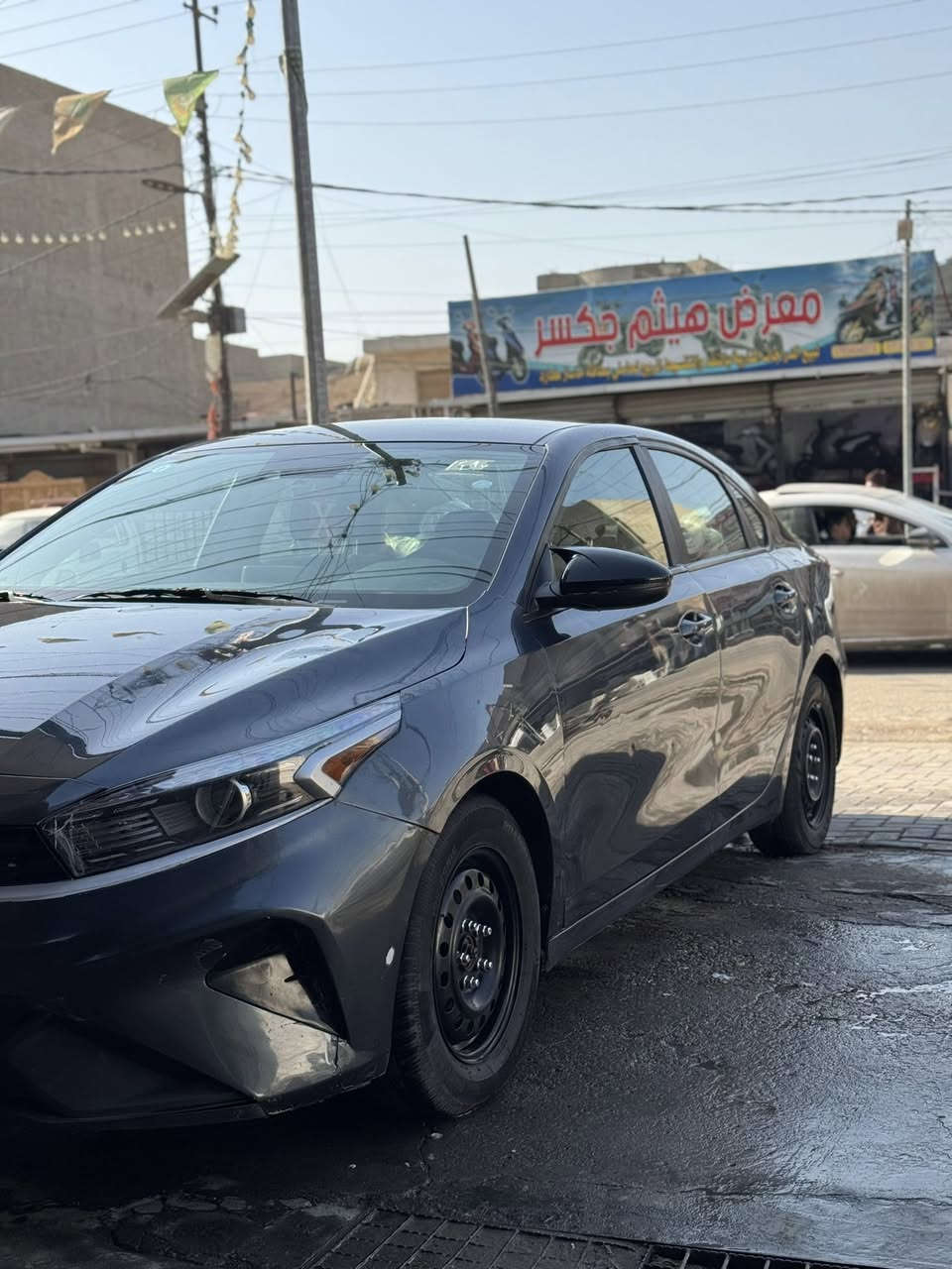 سلام عليكم 
فورتي موديل 2024 
ماشيه 15 الف كير AT
السياره جديده بمعنى الكلمه 
السياره بدون ايرباك دخول جديد 
مرقمه بسمي بغداد حره تحويل ثاني يوم 
حادثها بنيد بدون جاملغات بدون دواخل 
ورصعه بين الباب والجاملغ وبالعراق صار بيها صبغ الجاملغ والباب 
سعرها 143 وبيها مجال 
عنواني  بغداد الدوره ***********
