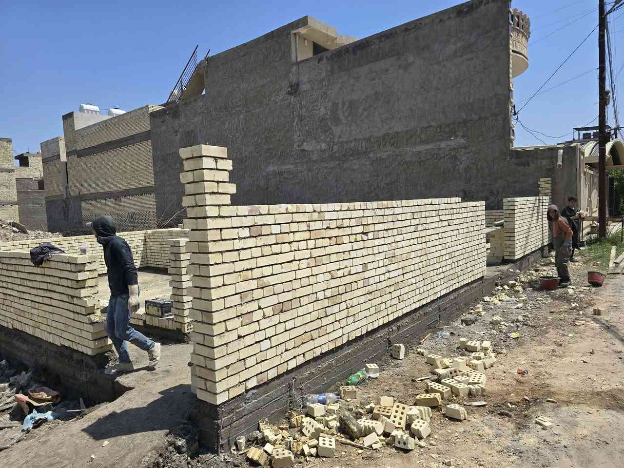 (((  ابو بنين المقاولات )))
عرض البناء الاقوى في بغداد 
  بناء.   نقد وبالقسط  كافت المناطق بغداد شتغل بكل زراعي كافت لمواقات عليه
***********انتصال 
عرض البناء يبده  300  الف الحد ٤٠٠الف للمتر المربع الواحد فقط ذرعة سقوف .. 
وفق المواصفات الانشائية التالية :-
1-تهيئة الارض  الارض و فرش طبقة من السبيس الخالي من الشوتئب و الجلمود عند الحاجة و حدل الارض بحادلة 20 طن للوصول الى المستوى المطلوب.
2-رش الارض بالمبيد الحشري الجرثومي عالي الفعالية مع فرش طبقة من النايلون الزراعي.
3-تأسيس شبكة مجاري 4انج الامل الشريف مصري مسلح ثلاث طبقات.
4-قالب الخشب و تسليح نشر حصيرةواحدة حديد بنشر 30سم مع اضافة جسور بابعاد اتاري 25سم ناجح بالفحص و باقطار حديد نصف انج مع شيش قياس 5 نوع عراقي f.f .
5-صب الاساس باسمنت مقاوم خلطة c30 بارتفاع 40سم للرفت.
6-صب البتلو مع اضافة مواد عازلة للرطوبة.
7-البناء يكون بالطابوق الابيض الجمهوري.
8-صب الاسقف نشر 30سم مع جسور بارتفاع 30سم و مواصفات الطابق الثاني و البيتونة نفس القياسات المذكورة.
9-تأسيس شبكة الماء مسلح درجة اولى تركي.
10-تأسيس الكهرباء نوع سيمنز العقبة الاردني.
11-تطبيك الارضية بكاشي موزاءيك وبورسلين تطبيك الحمامات و المطابخ بالسيراميك الايراني الدرجةالاولى
13-عمل الجص و البورك بمساطر بقياسات 90 سم و البورك نوع غزال او مالج.
14-الواجهة مرمر و بورسلين بنسبة 50% من كامل الواجهة بدون اي اضافة بالاسعار.
15-ديكورات جبسوم بورد للصالة فقط.
16-الانارة نوع سعودي او اماراتي بضمان 5 سنوات و الميزانية نوع (اي بي بي ) سويسري ضمان 25 سنة.
17-الفتنكات الصحية و الاثاث للصحيات نوع تركي درجة اولى.
18-لبخ المناور و الجدران الداخلية و الستارة للسطح مع النثر.
19-بايات الدرج كرانيت درجة ثانية او بورسلين حسب اختيار الزبون
21-محجر الدرج المنيوم تركي .
22-الابواب الداخلية تركية بقياس 210سم .
23-الشبابيك حديد او المنيوم مع زجاج بقياس 6ملم و ابواب المداخل حديد.
24-باب الاستقبال قاصة تركي المنشأ مع كيلونات ايطالية بضمان 20سنة من شركة E-Form.
25-السطح شتايكر مع فلين بسمك 3سم مع زميج مع عازل رطوبة.
26-تجهيز سخان سعة 120لتر مع تجهيز تانكي ماء سعة 1000لتر مع بوستر مع مضخة ماء درجة اولى.
27-باب السياج الخارجي حديد درجة اولى.
28-شبكة معالجة ارضة مع شبكة خطوط كامرات مع انترنيت .   المواصفات المذكورة تثبت و ترفق بالعقد .لمتر هيكل يبده من ١٨٥ الحد ٢٢٠
كافت مناطق الزراعي 
اشتغل جميع لموافقات عليه اي زراعي اني شتغل
