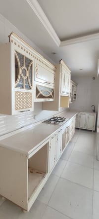كوانتر ملكي نظيف بدون اي كسر مع طباخ ٥ امتار ونص ٨٥٠الف 07508912615