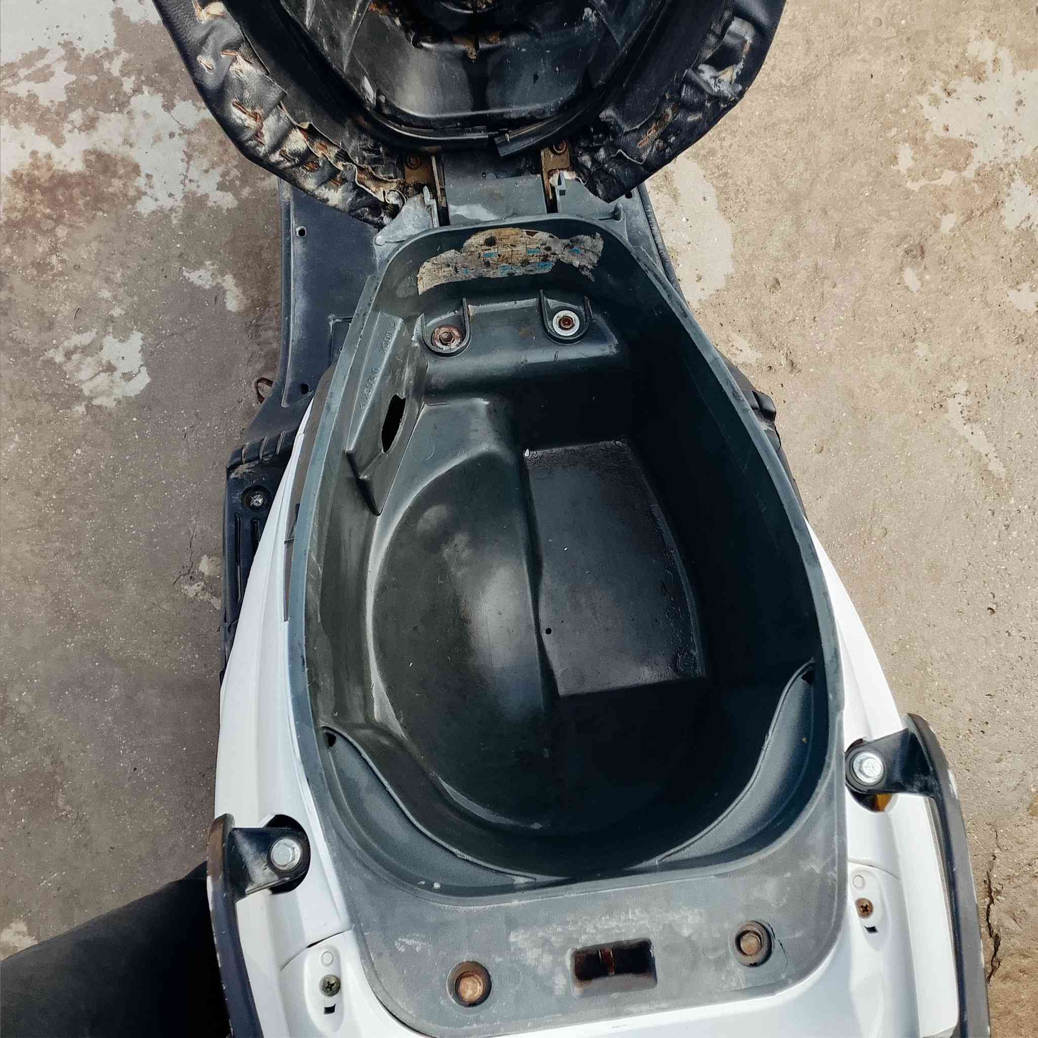 السلام عليكم ماكس 140 للبيع نضيفه كلشي شغال بيه مختمه كفرات بلادي اشاير كلوبات دشبول كه شغال وبيه مكينه جديده قبل يومين جفتته يعني رجعت جديده السعر 350 مكاني حله حي الجزائر ***********‬‏
