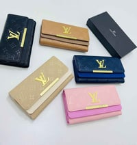 محفظة نسائية • تفاصيل ذهبية • ألوان متعددة