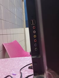 شاشة ٣٢ بوصة • صوت مشوش • صورة زينة