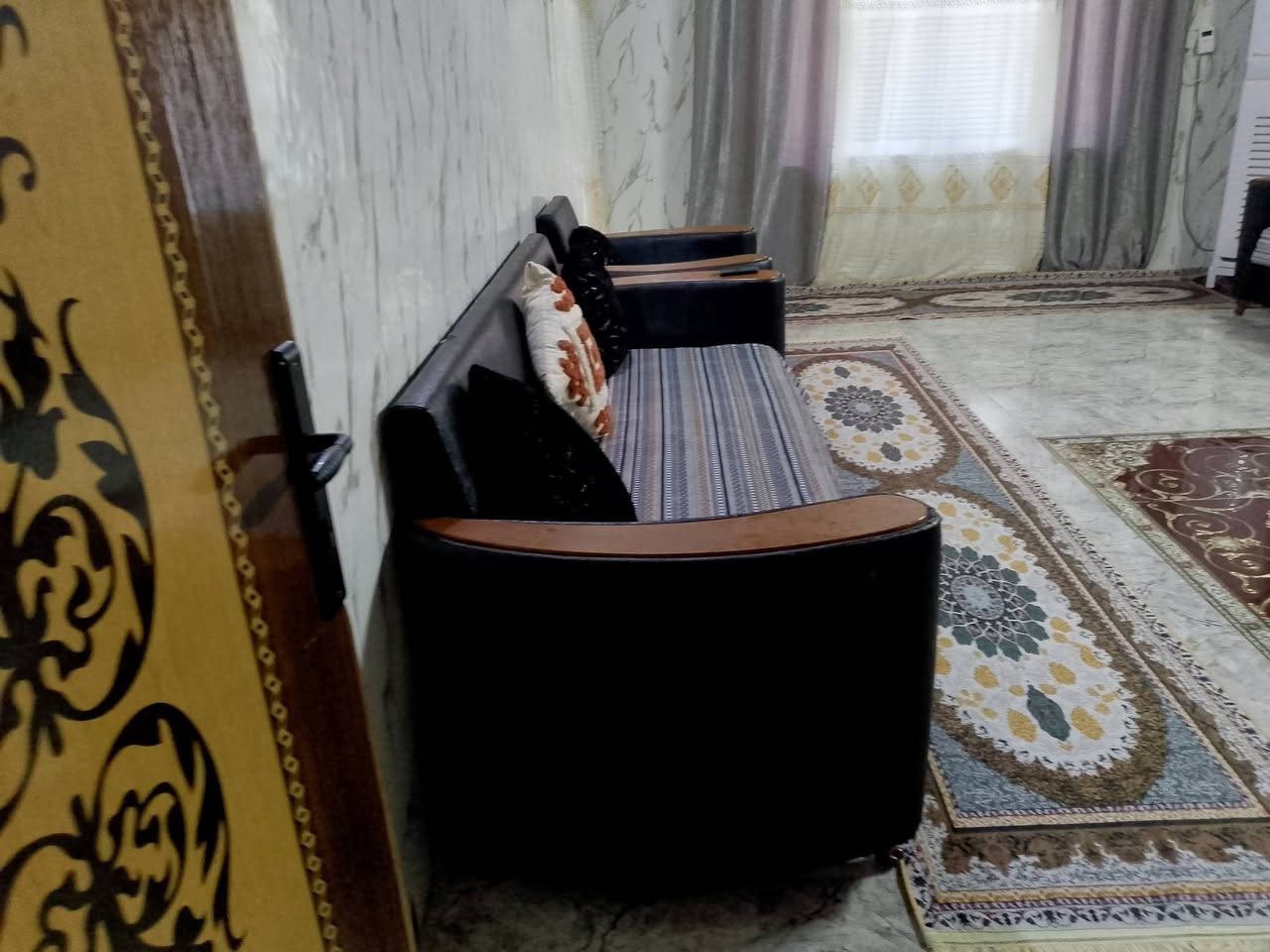 تخم عشرت مقاعد نضيف جدا سعر ٢٠٠مكاني التاجيات رقم ***********
