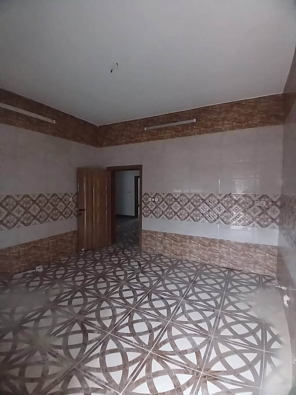 دار للبيع 
مساحة 200 متر في منطقة 3000 يسار مدخل الديوم خلف التجاري  اربع غرف نوم استقبال و مطبخ وصالة وسطية وثلاثة حمامات وحديقة وكراج للاستفسار ***********
