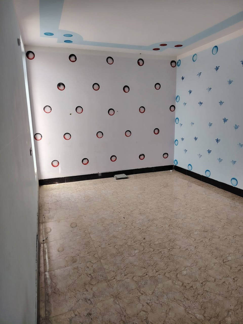 سلام عليكم بيت بناء حديث للايجار مساحة 130 يتكون من غرفتين نوم ومطبخ حار بارد صاله وصحيات خارجيه وداخليه الشهداء قرب مدرسة الاعظمية ***********
