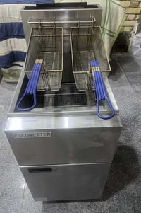 قلاية للبيع نظيفة جدا مع كامل ملحقاتهه مستخدمة اقل من شهر.  رقم الهاتف...