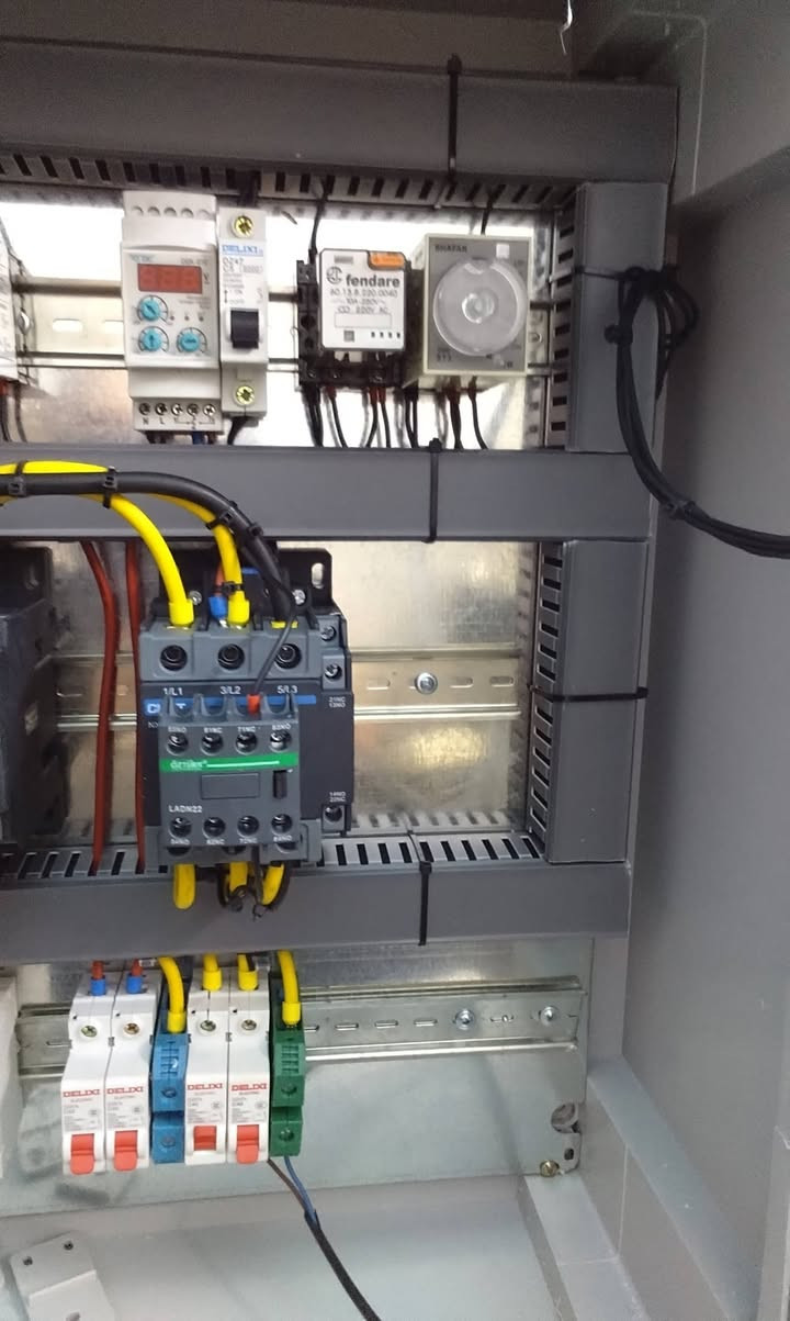 تم بعون الله نصب بورد لاحد الاخوه في منطقه حي العامريه مقابل المجمع السكني شركه ايريكا للمطابخ الإيطالية والاثاث المنزليه البورد عباره عن خطين تحويل بنظام الا ats   حار بارد منفصل الكوتكترات من شركه شانت والفيزا فلر تركي مستعدون لعمل وصيانه جميع انواع البوردات المنزليه واضافه جميع انواع الحمايه للمنازل والمحلات متواجد ٢٤ ساعه بغداد الرصافه للاتصال *********** أو *********** يوجد واتساب صوره ومقاطع فيديو مع التقدير
