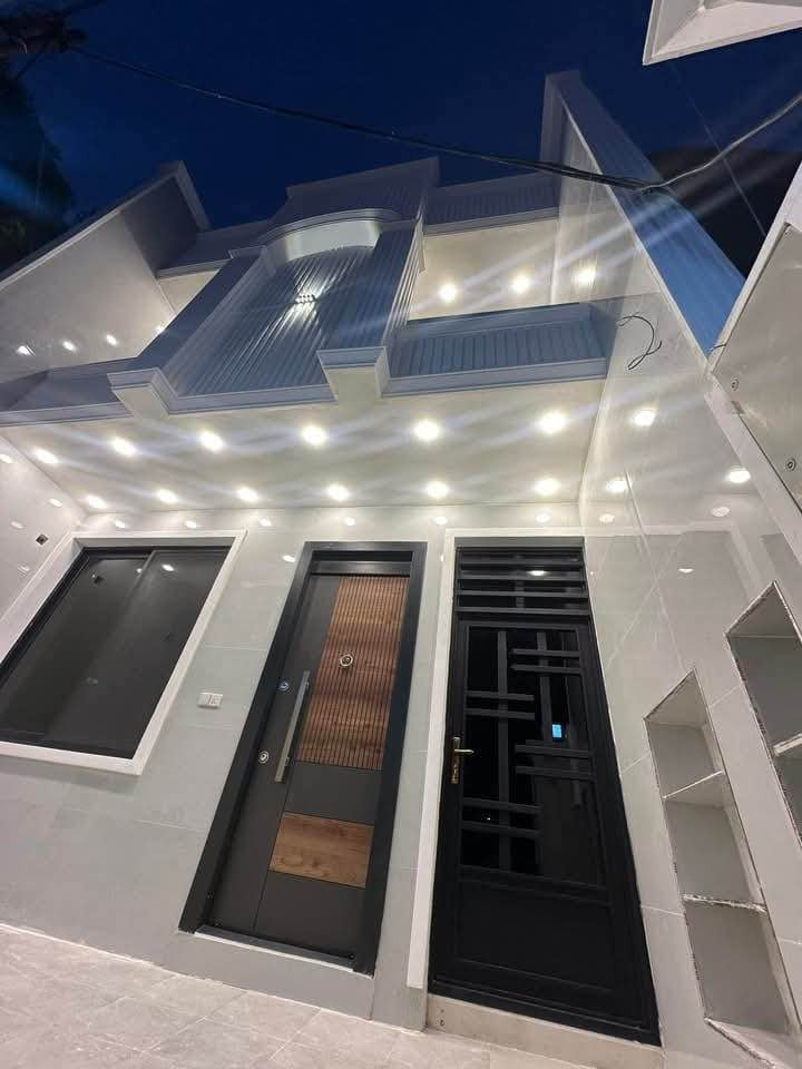 البيت مساحة 150م واجهة 6 ونزال 25م
مدخلين كراج واستقبال ومطبخ حار ومطبخ بارد و4 غرف نوم و4 حمامات 
حوليات 2 فوك وجوة ومناور 2 مغلفة سكاي لايت
البيت مجهز بكاونتر مطبخ حديث وتانكيات اثين سعه 1000 لتر الابواب قاصة والارضية مرمر الشبابيك المنيوم سلايد دبل جام مانع صوت مانع اتربة
نظام سبالت وكاميرات جاهزة
البيت بناء 2025
حي الجهاد /ديوان المخابرات قرب شارع 60
*********** بغداد, العراق
