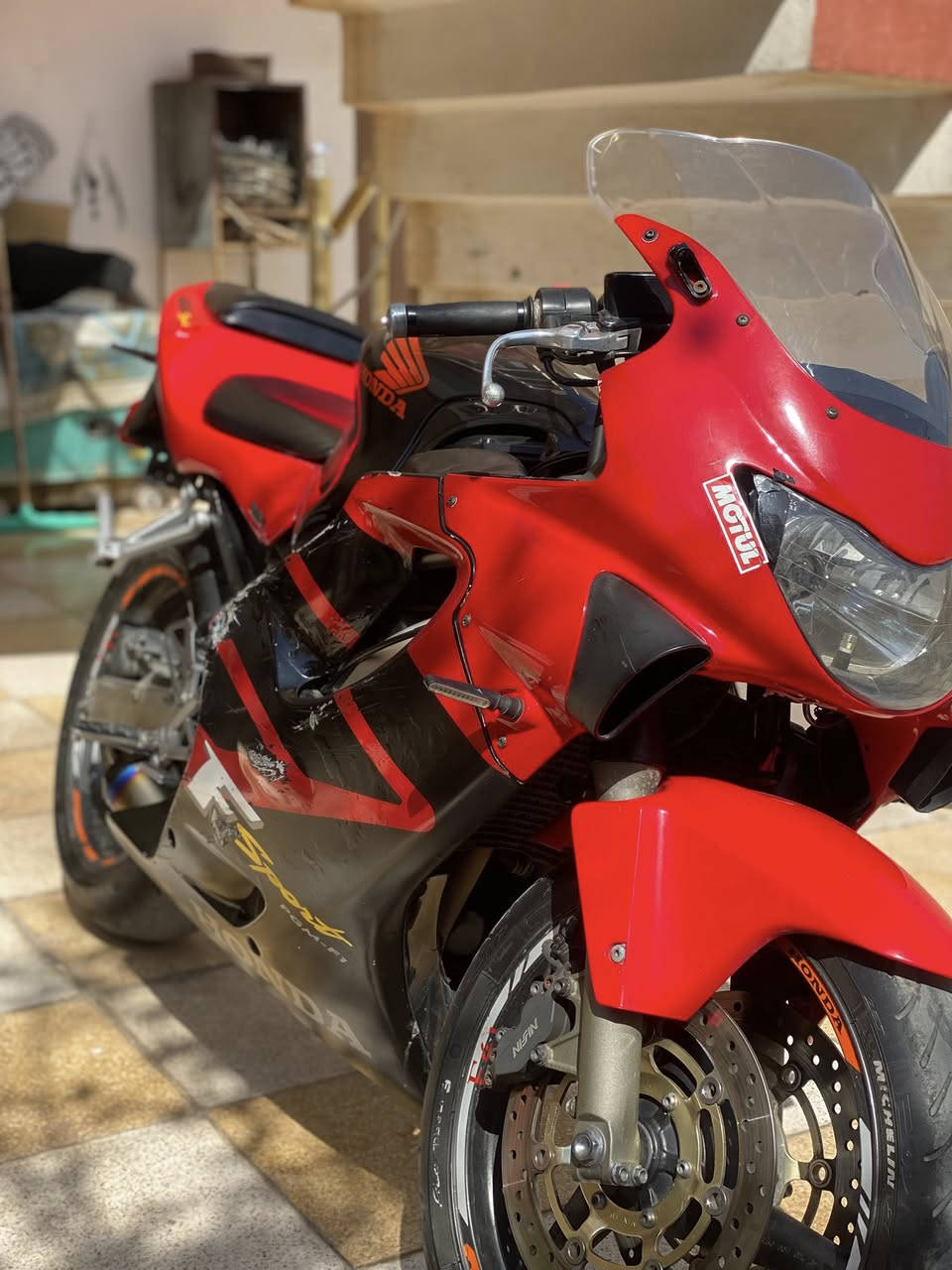 سلام عليكم بطح هوندا F600بدون اي عيب به س بطاريه يحتاج شحن وتنظيف تانكي بنزين ويه أوراق كامل صالنصه حلو طايرات جديد سعر 25ورقه بيه مجال أشويه رقم موبايل ***********مكاني كركوك
