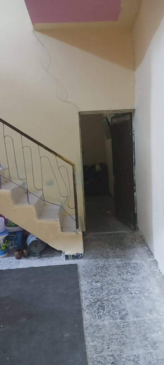 بيت البيع مساحة 120متر بي  غرفة صالة وستقبال تواليت خارجي حمام  بيت صب مسلح بيت بي ورقة طابو زراعي سند ٢٥ سعر 38علا شارع عريض مكان سبع قصو شارع ابو علي  يم حسبنية ال هاشم رقم ***********
