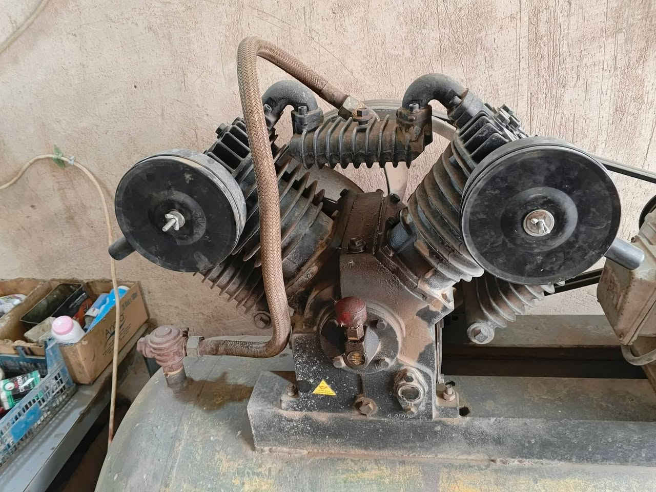 للبيع شلع سعرخاص تصل
‏‪***********‬‏//***********
المكان بغداد التاجي قرية عواد الحسين 
للبيع محل كامل فقط ما ابيع مفرد
ماطور 10حصان 3فيز
هي وملحقاتها صواندات هواء دريل فتح براغي دبل بشارة 
وديل جديد ما مستخدم دبل بشارة 7لقم 
مشحمه مستعمل جديد عدد2
ماطور 7ونص حصان 3فيز شغال 
دريل صغير مستخدم شغال
ماطور حف جوب شغال
كاوية ركع انكليزية الصنع شغالة
مشحمه يدوية مستخدمه شغالة هيدروليك وسيوييل
مبردات عدد2شغالات 
رف 4متر 5خانات 
دهن سي اويل 11جلكان 20لتر عراقي 
دهن لوريات اسد الخليج ع1
فلاتر دهن وكاز وبانزين انواع السيارات وانواع الاحجام 
محكان دهن عدد5
براميل فارغ عدد4
برميل كريز خفيف حراري اخضر عراقي عدد1
لوكر عدد6ابواب 
جكات عدد3مال لوريات معدات ثقيلة 
جاكوج عدد 2كبير 
تايلبر عدد4مستعمل و3جديد 
خالعه تايرات لوريات 1
خالعات 5قطع مال ويل قطع 
سباين ومفاتح انواع وفاتيح دهن ايضا 
مسدسات كاز عدد 2
جك صغير عدد1
