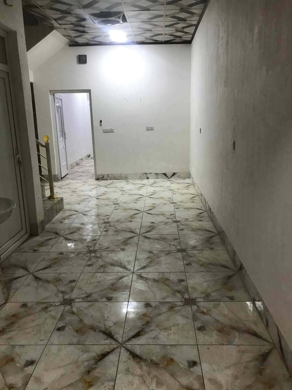 بيت للبيع خلف الملعب مساحه100متر نوع العقار(طابو صرف )ممسحوب عليه اسكان تحويل مباشر بناء طابقين عدد غرف نوم2

استقبال هول خطار 
مطبخ حمام صحيات كاشي سيراميك سقف ثانوي السعر65مليون وبي مجال رقم الهاتف***********
