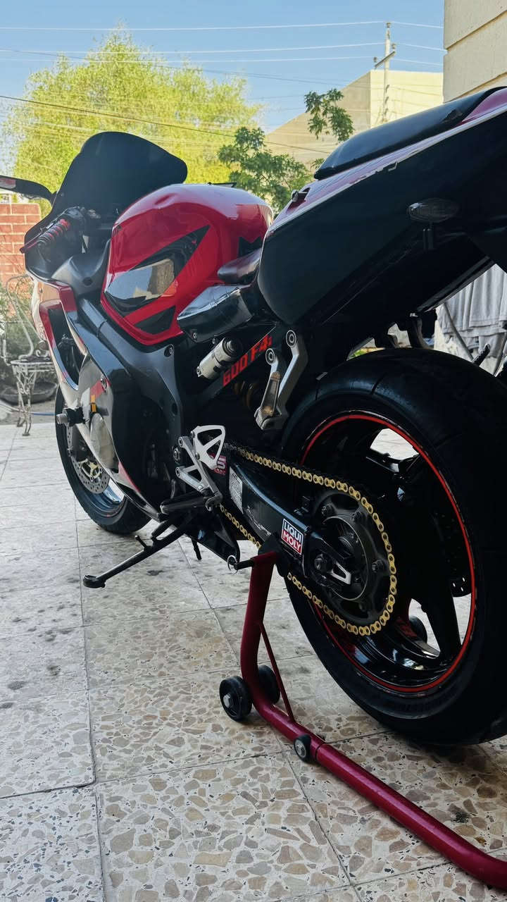 السلام عليكم  افوراي 600 Honda F4i
محركها البلادي مكفول من كلشي وصوتها ناعم كلش                                  
كفرات نضيفه وكهربائيات كله شغاله وشادلها زنون

عليها هواي اضافات وكلشي جديد عليها ادامه كامله من كلشي نوزلات بلكات كلچات جديده فلتر هواء فلتر دهن زنجيل جديد سلايدرات واقيات ايد يدات بريك وكلچ شادلها اكزوز صوته رعب كلش قوي 
دراجه نضيفه مال جناي 

السعر 27 ورقة وبيها مجال قليل للشراي
مكاني ناصريه مركز
***********
