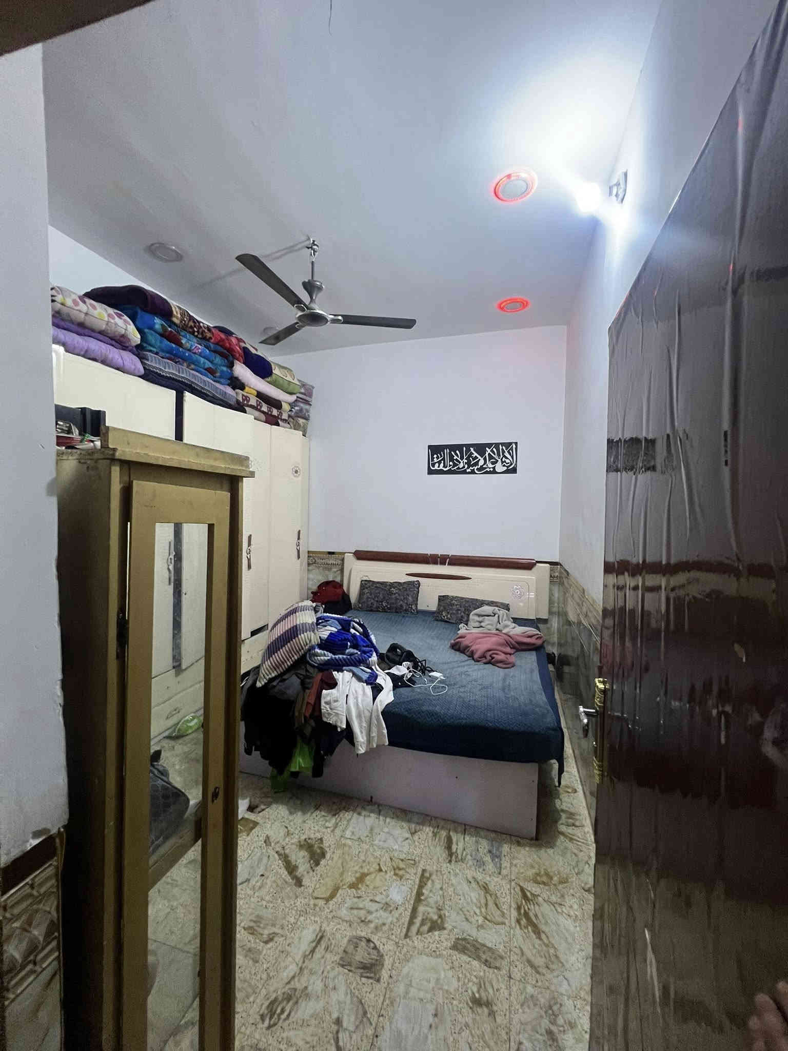 🔴🔴🔴🔴🔴🔴🔴🔴🔴 
إعلان بيت مســاحة 75م بنــاء حديث 2023 طابقين
_______________________________________

الطابق الارضي يحتوي على استقبال + صالة + غرفة نوم + حمام + منور + ترك مثل ماموضح في الصورة 
_________________________________________

الطابق الثاني يحتوي على غرفتين + صالة + حمام 

ملاحظة :. الطابق الثاني يحتاج الى بياض فقط 

عنوان الدار:. كفاءات العبيدي قرب شارع مدرسة بغداد / قرب افران السلام 

للأستفسار الاتصال على الرقم التالي

    ***********
