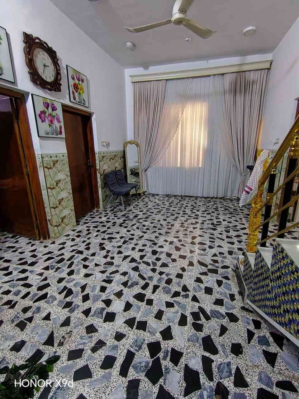 دار للبيع كوت منطقة الشهداء مقابل المركز الصحي بالدربونه مساحته 200 متر بناء جديد يتكون من غرفتين نوم ٤ في ٥ وصاله واستقبال ٤ في ٦ ومطبخ ٤ ف ه طابق واحد ارضيه كاشي مرمري درجه اولى  الاتصال *********** ابو سجاد العتابي
