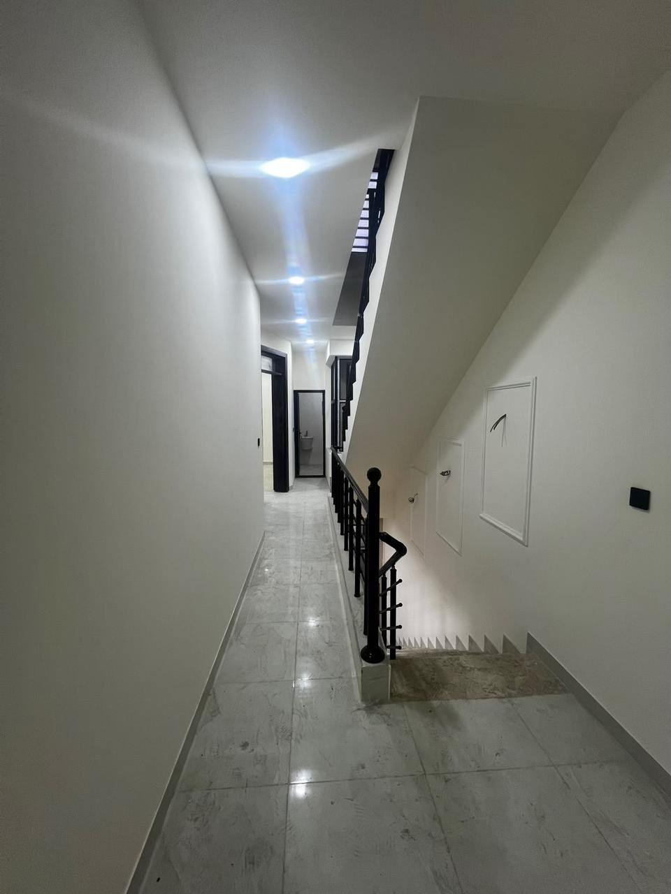 #مكتب_ابوسيف_للعقار_بيع_شراء_ايجار_تعقيب_هدم_تقييم
السلام عليكم 
يستمر مكتبنا بتوفير العروض الى زبائننا الكرام 

يعلن مكتبنا عن توفر مشتمل حديث مدخلين للبيع

المساحة  (١١٠) متر 
الواجهة (٥،٥) متر 
النزال (٢٠) متر 
يحتوي على ؛
الطابق الاول
كراج  واستقبال ومطبخ وحولي هول ومنورين وخدمات (خارجية وداخلية) وغرفة نوم
الطابق الثاني
 (٣) غرف نوم الغرفة الكبيرة بنظام سويت وخدمات
الطابق الثالث
غرفة نوم كبيرة وبيتونة كبيرة وسطحين 

العنوان /الشعب @@@خلف النادي العربي@@قرب عيادة الأسنان@@@

للاستفسار زيارة مكتبنا الكائن في ألشعب شارع الاسواق المركزية مقابل جامعة الامام الكاظم  
او الاتصال على الأرقام التالية؛
*********** 
***********
او التواصل على البرامج التالية؛
ماسنجر واتساب
