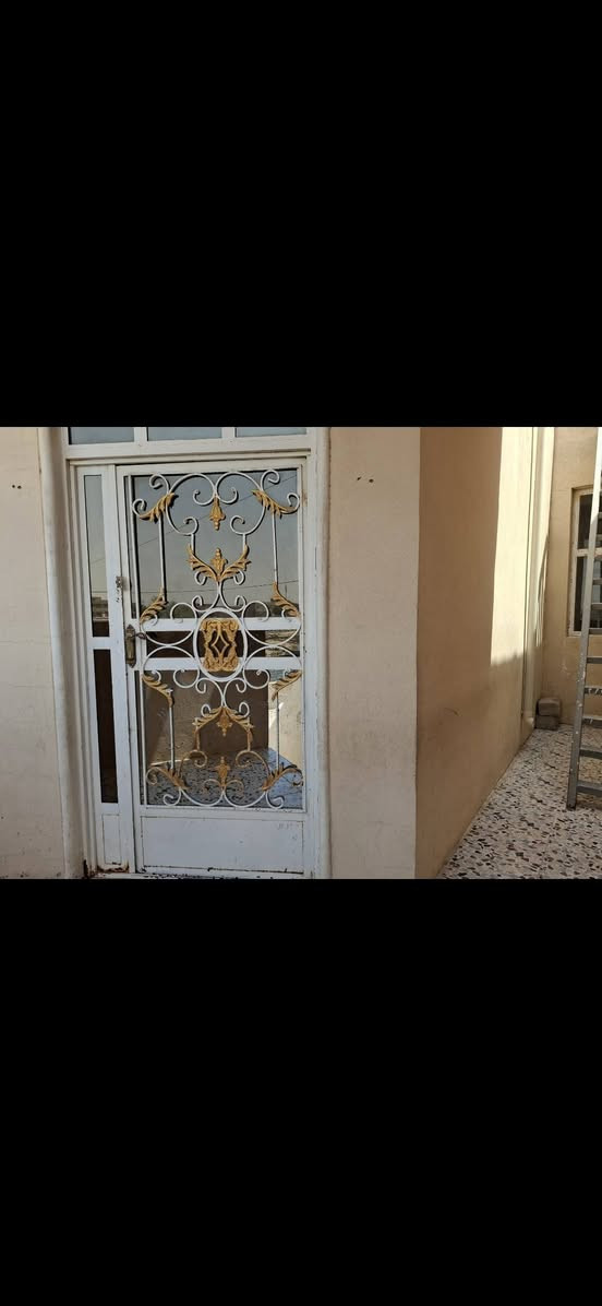 دار للايجار طابق ثاني يتكون من استقبال ومطبخ وموزع وغرفة نوم عدد 1 العنوان تكريت القادسية حي التأهيل قرب مسجد السلام ومحلات زيوت الرحمة مبلغ الايجار 200 بي مجال قليل للتواصل ***********
