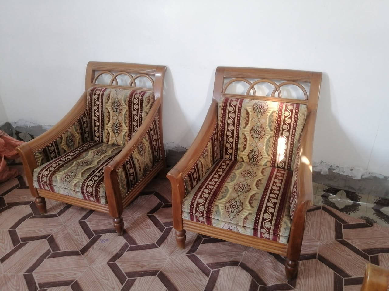 السلام عليكم تخم عشره مقاعد للبيع نظيف السعر ٢٥٠ بيه مجال العنوان مقابل منشاء نصر ***********
