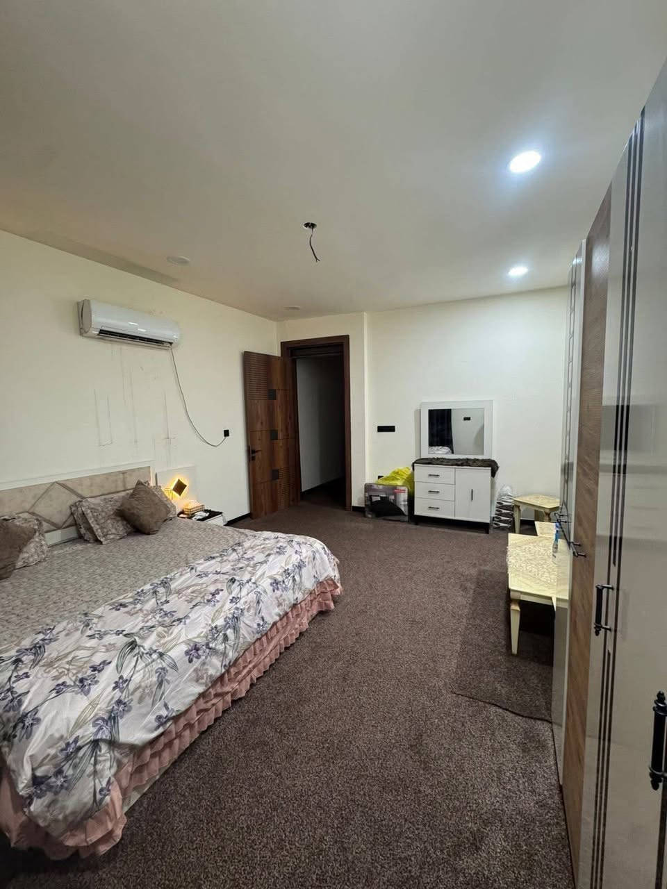 للايجار في السيديه 

طابق اول طابقين فول Vip جديده

مؤثثه اثاث كامل خاليه من اي نقص 💯

تحتوي على 2غرف نوم وصاله ومطبخ وخدمات🌟

تقع على شارع 20م 

للاستفسار
***********
