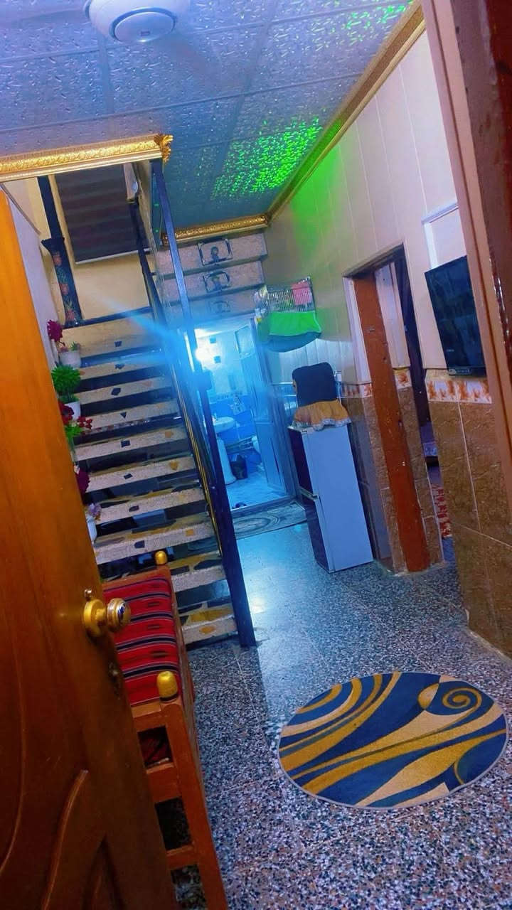 بيت للبيع مساحته ١٢٠ طابو صرف  مكانه دوره ابو دشير قريب على بيت جباره بالشارع العريض يحتوي على استقبال واسعه وثلاث غرف وثلاث صحيات وكراج يسع سياره البيت طابق ونصف ***********
