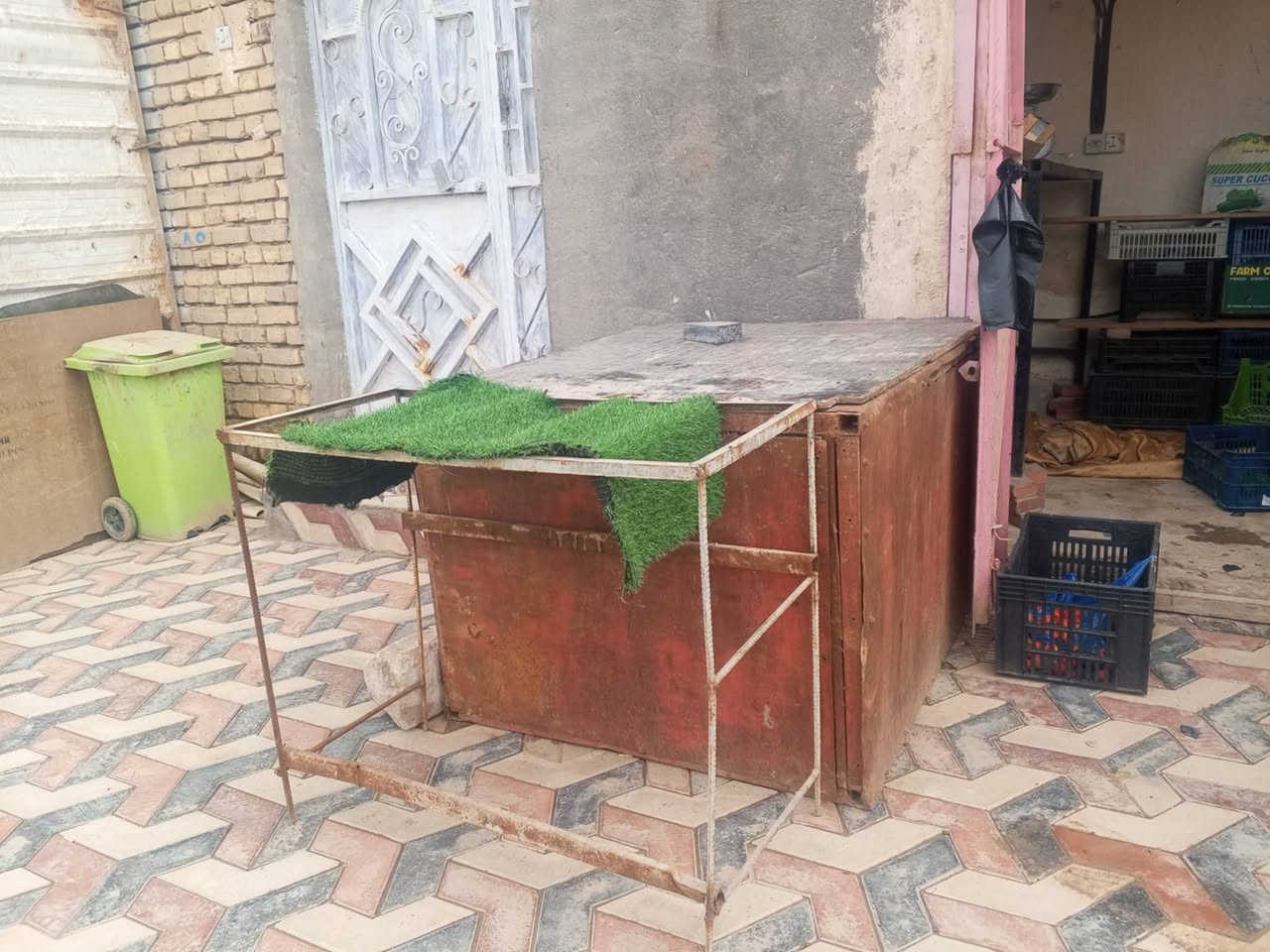 ميز مخضر مدرج وبي ابواب صغيره تنقفل مع 2 ميوزه حديد ثقيل للبيع 
الفتاحية 
*********** واتساب
