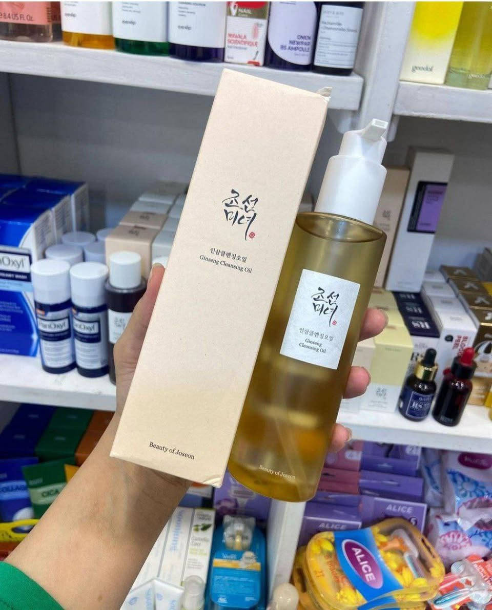 Beauty Of Joseon Ginseng Cleansing Oil 210ml 🇰🇷💯
اكثر غسول زيتي عليه طلب🤍
غسول الزيتي من بيوتي اوف جوسون الكورية الاصلية ✔️

✅غسول الجينسنغ الزيتي 210 مل من ماركة بيوتي اوف جوسون هو منظف زيتي لطيف وفعال يزيل المكياج والأوساخ والدهون الزائدة بعمق دون سد المسام.

✅يتكون من زيت فول الصويا وزيت بذور الجينسنغ فهو ينعم ويغذي البشرة أثناء التنظيف  
خالي من الكحول الجاف والبارابين والسيليكون. 
تقنية التطهير Micellar عبارة عن جسيم يتكون من الماء والزيت. 
عندما تلامس الجلد ، تجذب جزيئات الزيت وتمتص بقايا المكياج مثل المغناطيس ، بينما توفر الرطوبة في أعماق الجلد.

✓ ينظف بعمق 
✓ يعالج مشكلة تراكمات الدهنية 
✓ يذوب الميك اب بسهولة حتى المضاد للماء 
✓ ممتاز جداً لجميع انواع البشرة حتى الحساسة والدهنية
✓ يقلل من الرؤس السوداء 

✅يستخدم كخطوة الغسول المزدوج 
يوضع على بشرة ويفرك لمدة دقيق ثم يشطف بالماء ويستخدم بعدها الغسول العادي
الاصلي المنشأ كوريا 🇰🇷💯
🚘 يوجد خدمة توصيل لجميع محافظات العراق


**إذا كنت صاحب هذا الإعلان وتريد حذفه لأي سبب، رجاءا أرسل رسالة إلى الدعم الفني**