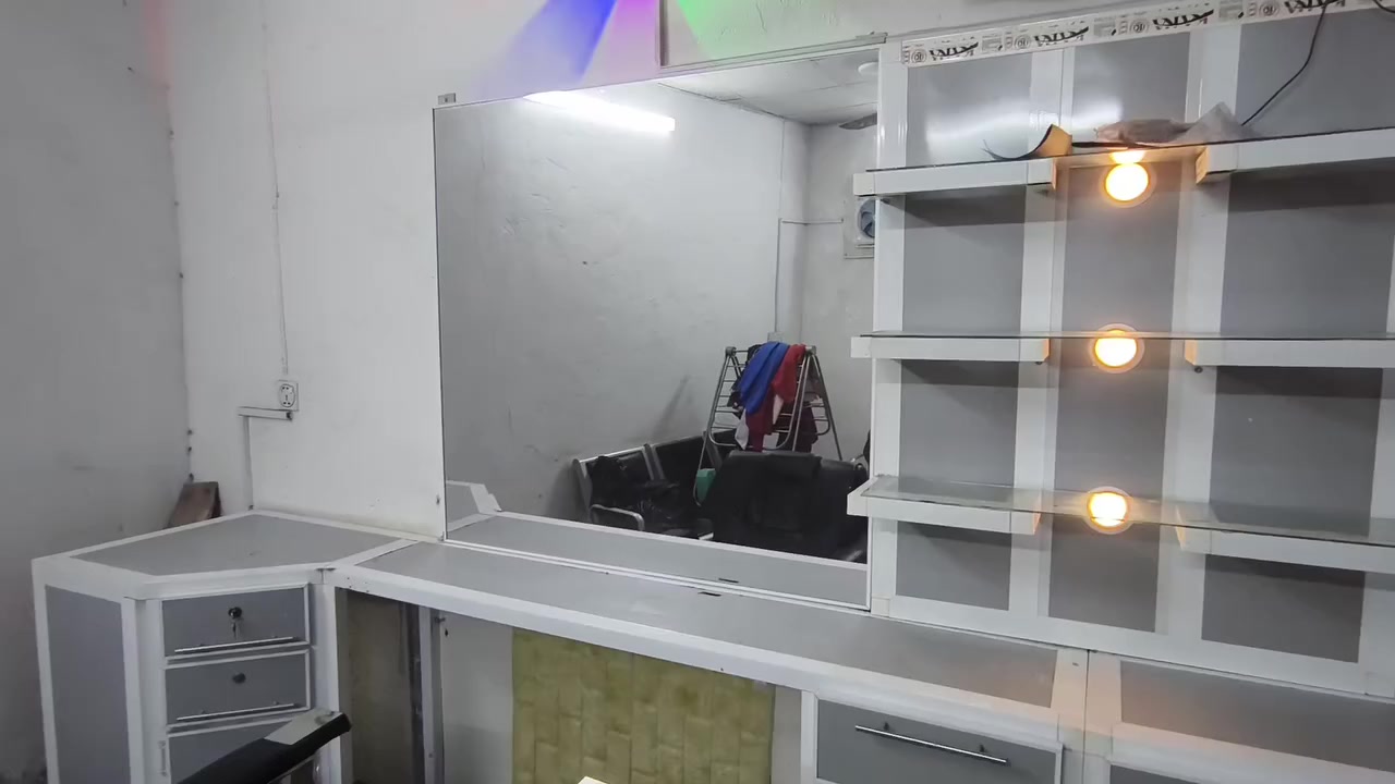 السلام عليكم
للبيع ميز ومرايات ورفوف مال حلاقه طول حوالي ٥ امتار نضافه فول سعرهه ٢٥٠ 
وكراسي حلاقه شبح سعر الواحد ٣٥٠ 
الاسعار قابله للتفاوض
للتواصل 
***********
