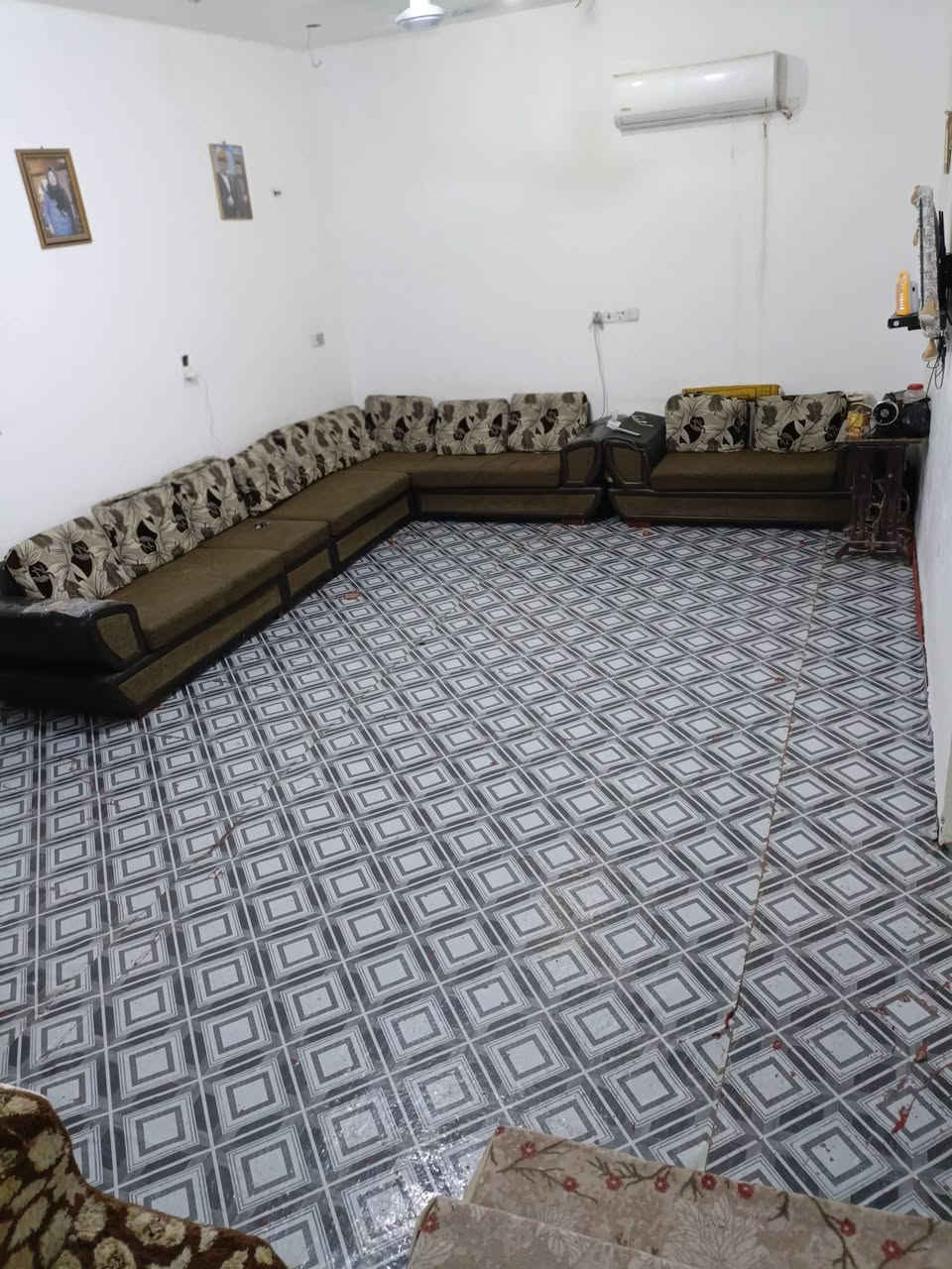 بيت للبيع
منطقه حواس منطقه الجشعم 
المساحه 350متر 
يحتوي /اربع غرف نوم /اثنين من الغرف سويت 
يحتوي على استقبال /و صاله عدد 2/
مطبخ حار مع بارد يحتوي على اربع حمامات 
حديقه كبيره 
بناء درجه اولاه طابوق ماعدا الطابق الثاني 
بناء جديد قريب على شارع العام
الاستفسار ***********
***********
