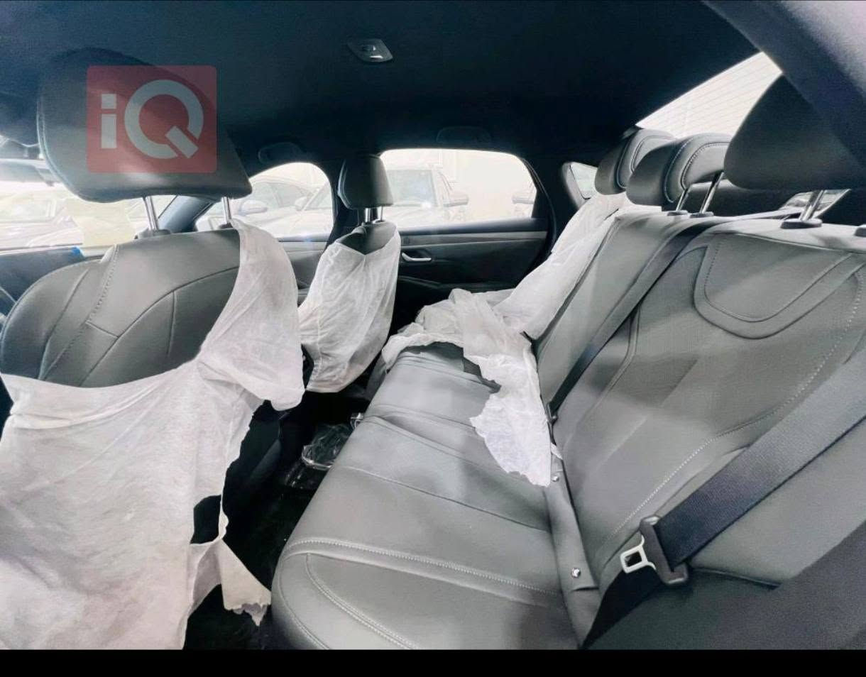 منظومة هجينة (Plug-in Hybrid): السيارة تمشي على الشحن الكهربائي والبنزين معاً.
اقتصادية كارثية بالوقود: خزان البنزين  يمشيك أكثر من 2100كم والبطارية بعد 55كم  (معدل الاستهلاك حوالي 26 كم باللتر الواحد).
البطارية الشهيرة (Blade Battery): من أقوى وأأمن بطاريات السيارات بالعالم (عمر افتراضي طويل وأمان عالٍ جداً).
المشية والراحة: عزم قوي جداً وتسارع ممتاز (177 حصان) مع ناقل حركة ناعم ومريح بالمدينة والمحافظات.
شاشة وسيطة ذكية 
شاشة عدادات رقمية واضحة.
كراسي 
 مريح جداً.
 بتصميم حديث ومميز.
تكييف مركزي (أوتوماتيكي مع فتحات خلفية للركاب).
حساسات خلفية وكاميرا وجناح خلفي مدمج.
تشغيل عن بُعد، وبصمة دخول وتشغيل 
ماشيه 3600 
سعرها 128 ورقه وبيها مجال للطيبين 
مكان النجف
***********
