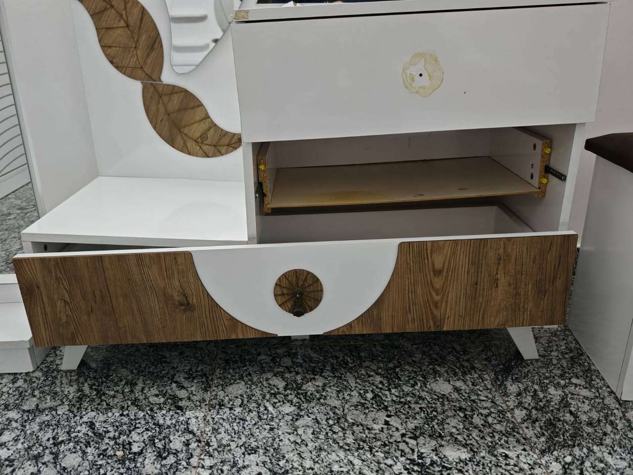 غرفه تركيا 7قطع ضرار ميز تواليت يحتاج ضب السعر 260قفل عنوان بغداد قادسية
***********
