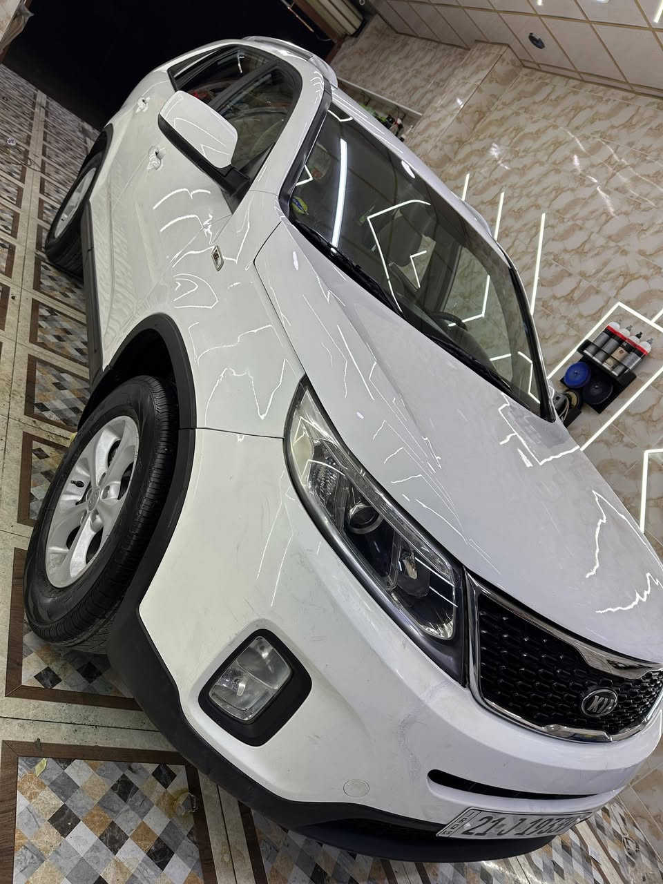 السلام عليكم 
سورنتوا 2014 خليجي 
طلعته زيرو من شركة بخيت 
وبأسمي 
ولحد الآن جانيها 
مواصفاته عادية 
ماشية 245 الف كليو متر 
محرك مفتوح على ايدي قبل خمس سنوات 
مصبوغ فقط البونيت اثر ضربة بتاير الخلفي لسيارة لاندكروز ،،،والدليل على الضربة كانت خفيفة 
الايرباكات سليمة و الدعامية صار بيه فطر وما صلحته فقط تكحيل 
تايرات جديدة نوع الهندي 
محرك وكير الحمدلله جيدة جداً
رايده ب 147 ورقة ،،، وأقسم بالله ما اعرف سعره بالسوك ولا وديتها معارض 
وهذا رقمي *********** 
موجود بسليمانية تريد تحويل تريد وكالة جاهز 
،،،،
اعتذر ما اكدرت انزل كل الصور مع المنشور ،،راح انزله بتعليقات 
تقبلو احترام
