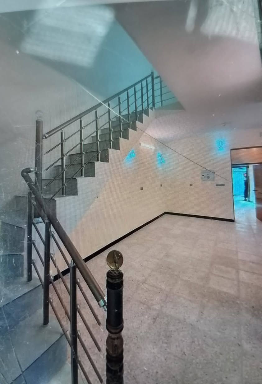 🏡✨ دار للبيع – البنوك / الطاقة ✨🏡
موقع مميز ومرغوب 🔥
🔹 المساحة: 100م²
🔹 الأبعاد: 5 × 20 متر
تفاصيل الدار:
▫️ 3 غرف نوم
▫️ استقبال أنيق
▫️ صالة كبيرة
▫️ مطبخ حار + بارد
▫️ خدمات
▫️ طابقين
✨ بناء حديث درجة أولى
✨ تشطيب راقي
بيت مناسب للسكن الراقي وبمنطقة قوية 
📩 للاستفسار مراسلة الخاص أو الاتصال على ***********
