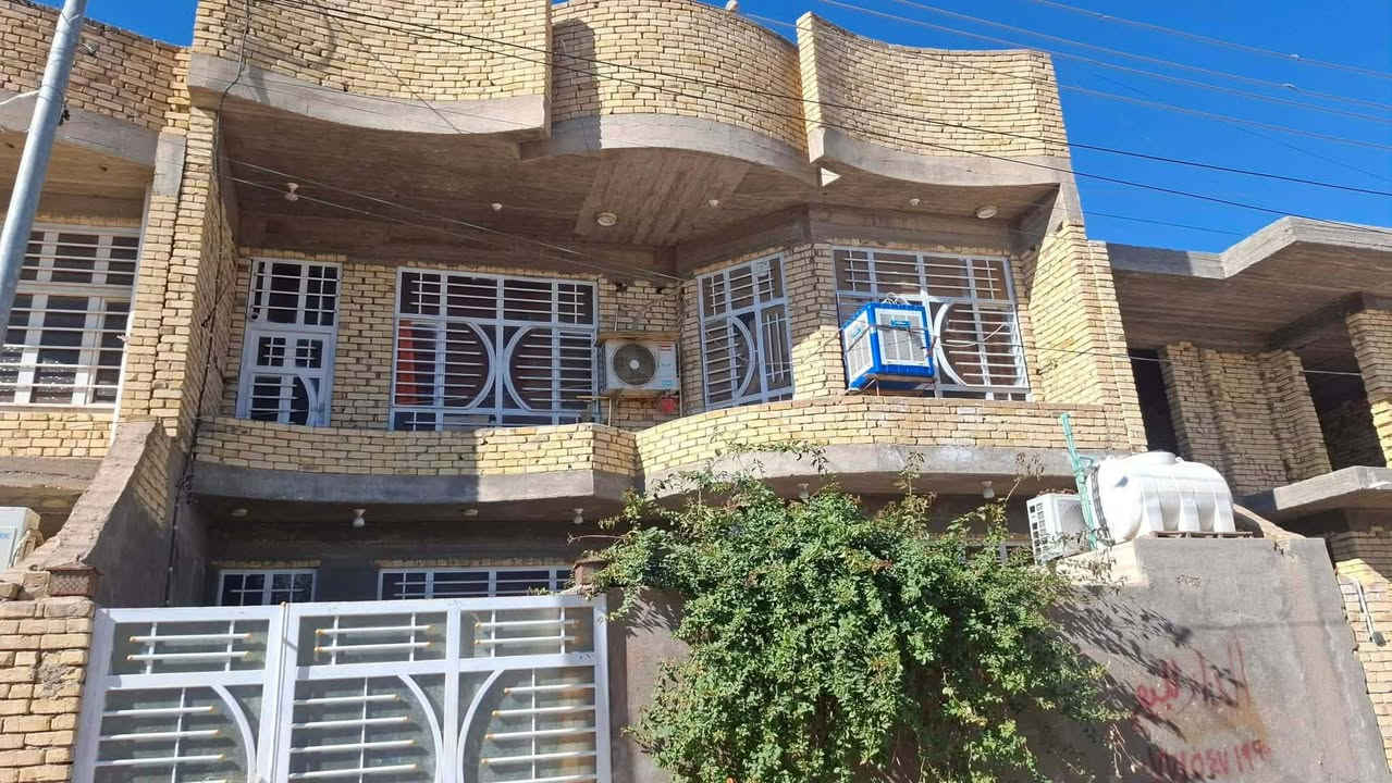 دار للبيع مساحه 200 متر يحتوي على 6 غرف نوم  وصالة واستقبال ومطبخ  وصحيات خارجيه وداخليه العنوان  خاجيه شارع ٤٠ خلف علي الطائي للاتصال والاستفسار  على الرقم 

***********
