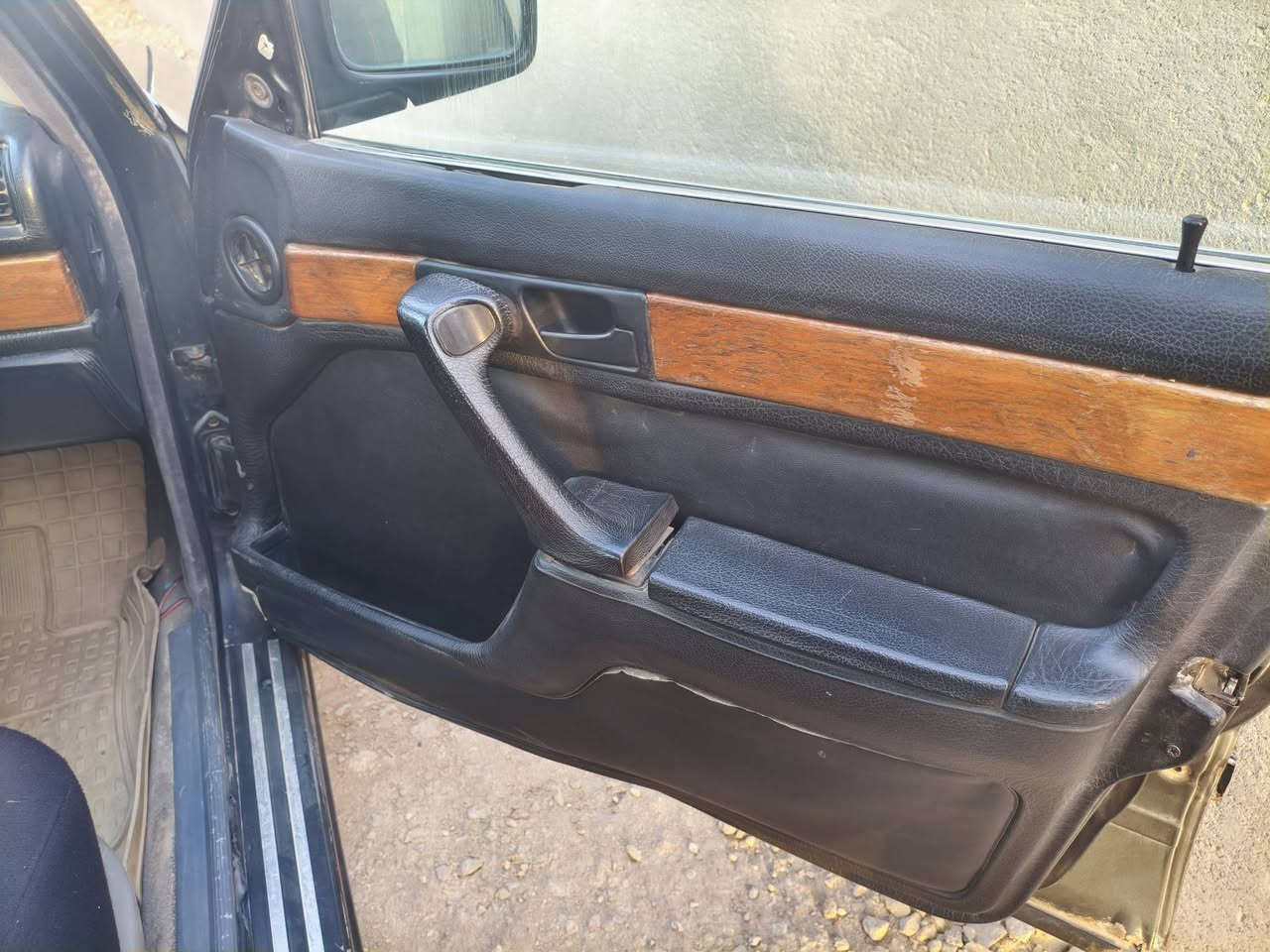 سلام عليكم سياره BMW موديل 1989سياره جديده فول مواصفات كفاله كير ومكينه وحداديه كهربائيات جاهزه وتبريد شغال استفسار ***********
