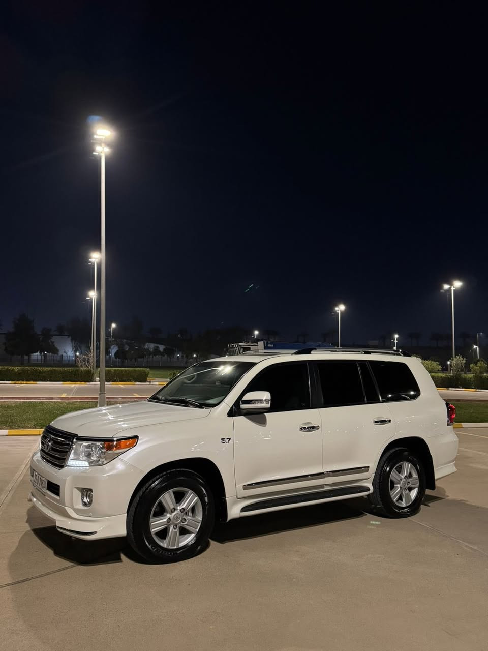 تويتا لاندگرؤزةر ٢٠١٣
سيارة VXRمواصفات Lexus 
سيارة فولي فول 
٨سلندةر 
سيارة كفالة عامة 
دعامي لل دعامي بشرت 
كفالة بس ٤ سابة بية بارد 
سيارة گير محرك  كلة بشرت ما مفتوع 
سيارة كشن بارد 
٤ بسمة
ستيرن كارباي 
سيارة لايتات LED
سيارة فولي فول على واحد 
محرك  ٨ سلندر حادي احسن 
٢ سويج 
شخط مابي سيارة 
***********عندي واتساب
